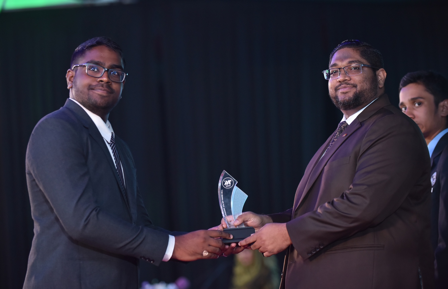 މާލެ: މާޗް 4، 2018- މިދިޔަ އަހަރުގެ އޭ ލެވެލް އިމްތިހާނުގެ ޓޮޕް އެޗީވާސް އެވޯޑް ދިނުމުގެ ރަސްމިއްޔާތުގައި، ބަންޑާރަ ނައިބު މުހައްމަދު އަނިލް ދަރިވަރަކަށް އިނާމު ދެއްވަނީ---ފޮޓޯ: ހުސައިން ވަހީދު/މިހާރު