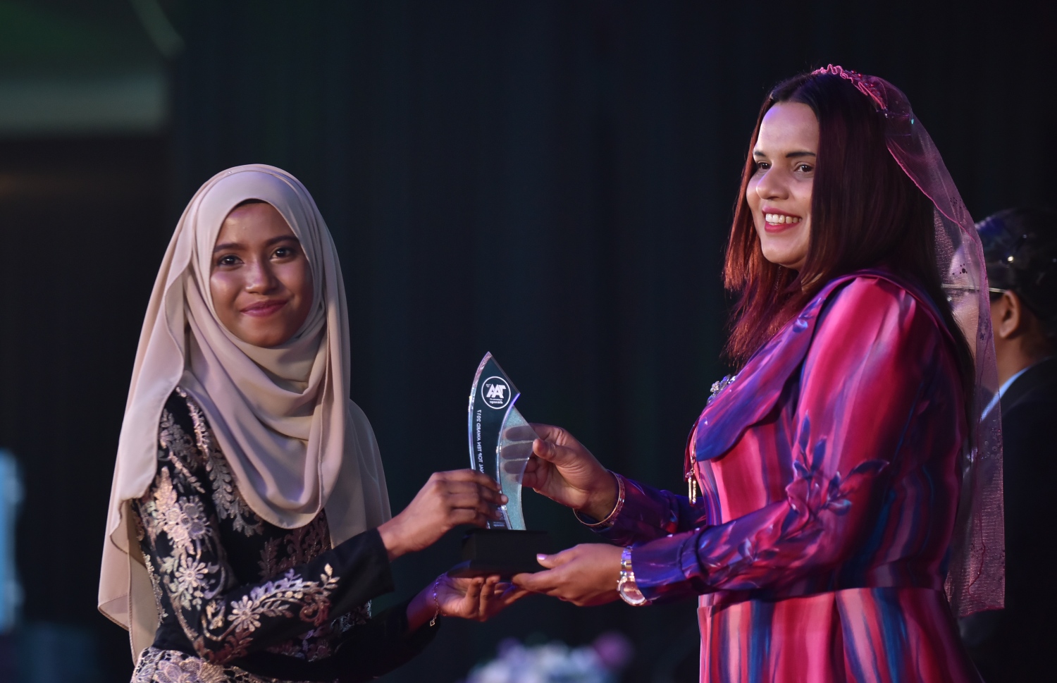 މާލެ: މާޗް 4، 2018- މިދިޔަ އަހަރުގެ އޭ ލެވެލް އިމްތިހާނުގެ ޓޮޕް އެޗީވާސް އެވޯޑް ދިނުމުގެ ރަސްމިއްޔާތުގައި، ޔޫތު އެންޑް ސްޕޯޓްސް މިނިސްޓަރު އިރުތިޝާމް އާދަމް ދަރިވަރަކަށް އިނާމު ދެއްވަނީ---ފޮޓޯ: ހުސައިން ވަހީދު/މިހާރު