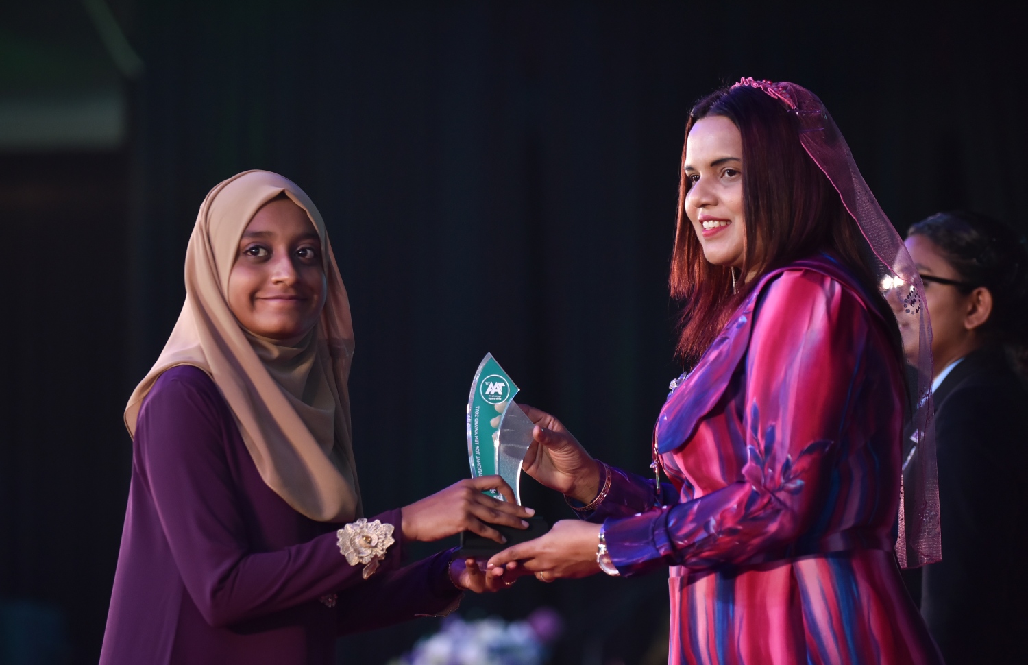 މާލެ: މާޗް 4، 2018- މިދިޔަ އަހަރުގެ އޭ ލެވެލް އިމްތިހާނުގެ ޓޮޕް އެޗީވާސް އެވޯޑް ދިނުމުގެ ރަސްމިއްޔާތުގައި، ޔޫތު އެންޑް ސްޕޯޓްސް މިނިސްޓަރު އިރުތިޝާމް އާދަމް ދަރިވަރަކަށް އިނާމު ދެއްވަނީ---ފޮޓޯ: ހުސައިން ވަހީދު/މިހާރު