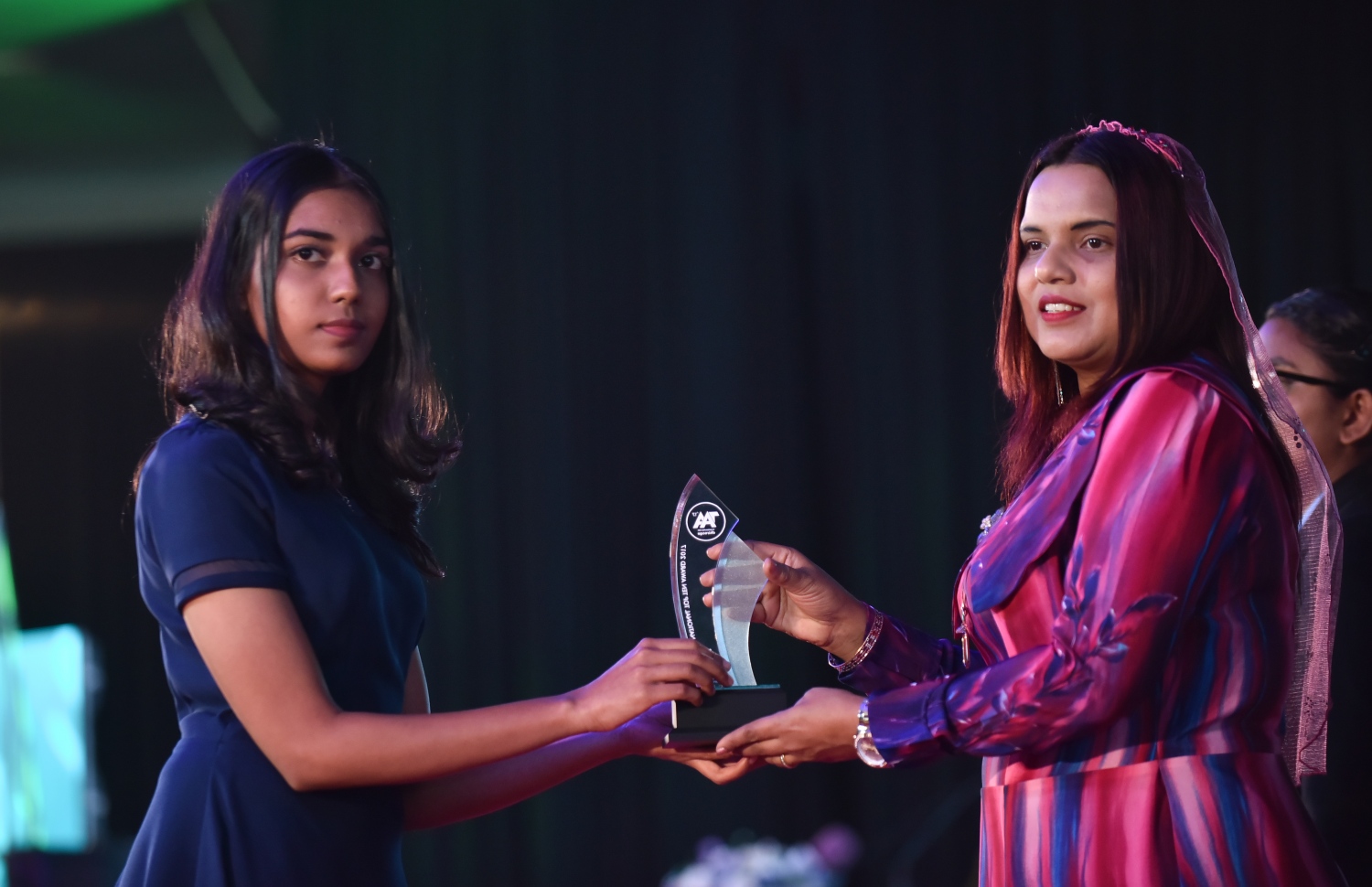 މާލެ: މާޗް 4، 2018- މިދިޔަ އަހަރުގެ އޭ ލެވެލް އިމްތިހާނުގެ ޓޮޕް އެޗީވާސް އެވޯޑް ދިނުމުގެ ރަސްމިއްޔާތުގައި، ޔޫތު އެންޑް ސްޕޯޓްސް މިނިސްޓަރު އިރުތިޝާމް އާދަމް ދަރިވަރަކަށް އިނާމު ދެއްވަނީ---ފޮޓޯ: ހުސައިން ވަހީދު/މިހާރު