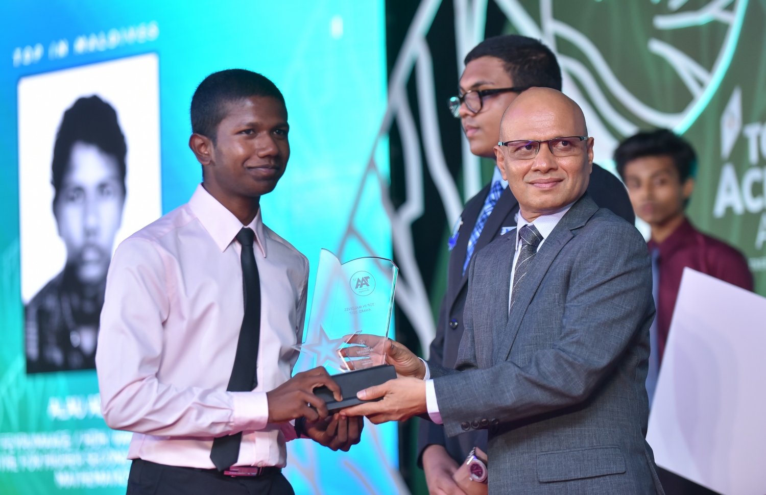 މާލެ: މާޗް 4، 2018- މިދިޔަ އަހަރުގެ އޭ ލެވެލް އިމްތިހާނުގެ ޓޮޕް އެޗީވާސް އެވޯޑް ދިނުމުގެ ރަސްމިއްޔާތުގައި، ދިރާގުގެ ސީއީއޯ އިސްމާއިލް ރަޝީދު ދަރިވަރަކަށް އިނާމު ދެއްވަނީ---ފޮޓޯ: ހުސައިން ވަހީދު/މިހާރު