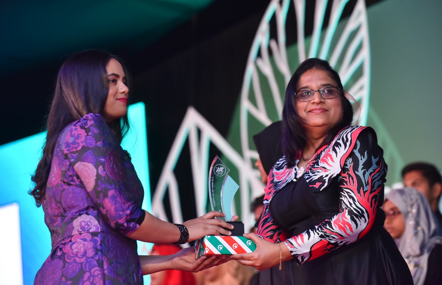 މާލެ: މާޗް 4، 2018- މިދިޔަ އަހަރުގެ އޭ ލެވެލް އިމްތިހާނުގެ ޓޮޕް އެޗީވާސް އެވޯޑް ދިނުމުގެ ރަސްމިއްޔާތުގައި، ރައީސް އޮފީހުގެ ލީގަލް އެފެއާޒް މިނިސްޓަރު އައިޝަތު އާޒިމާ ޝަކޫރު ދަރިވަރަކަށް އިނާމު ދެއްވަނީ---ފޮޓޯ: ހުސައިން ވަހީދު/މިހާރު