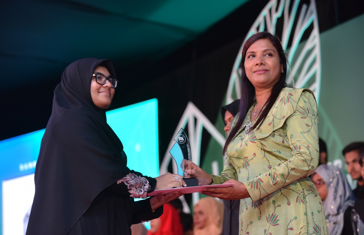 މާލެ: މާޗް 4، 2018- މިދިޔަ އަހަރުގެ އޭ ލެވެލް އިމްތިހާނުގެ ޓޮޕް އެޗީވާސް އެވޯޑް ދިނުމުގެ ރަސްމިއްޔާތުގައި އެޑިއުކޭޝަން މިނިސްޓަރު އައިޝަތު ޝިހާމް ދަރިވަރަކަށް އިނާމު ދެއްވަނީ---ފޮޓޯ: ހުސައިން ވަހީދު/މިހާރު