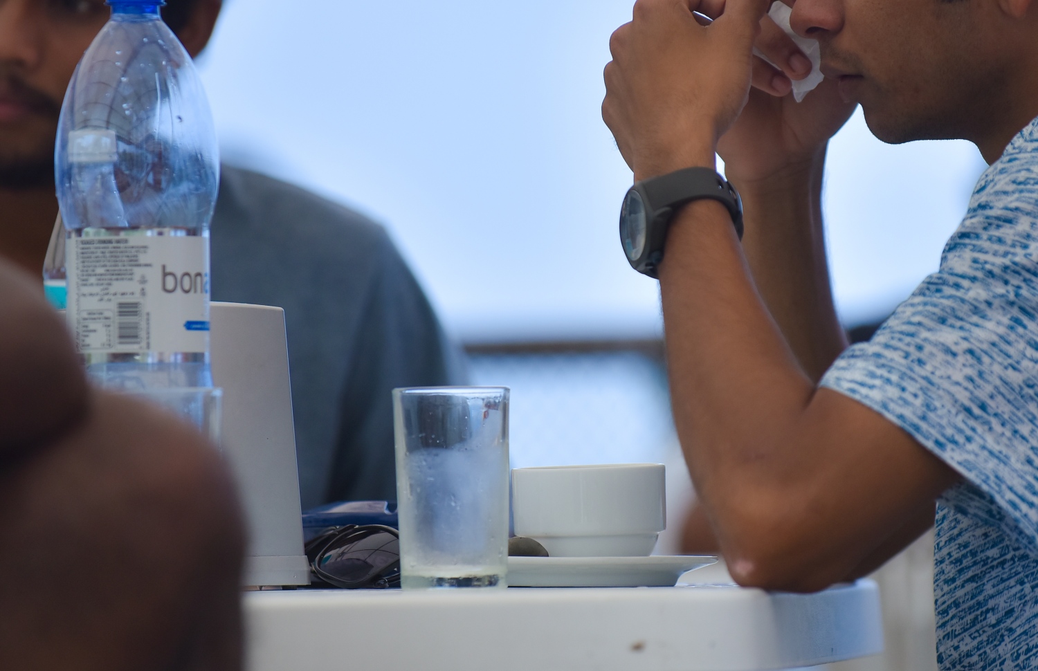 ގައުމުގެ ކަންކަމާ ނުވިސްނައި، ބޭކާރު ގޮތުގައި ވަގުތު ހޭދަކުރާ ޒުވާނުން ގިނަ. -- ފޮޓޯ: ހުސައިން ވަހީދު