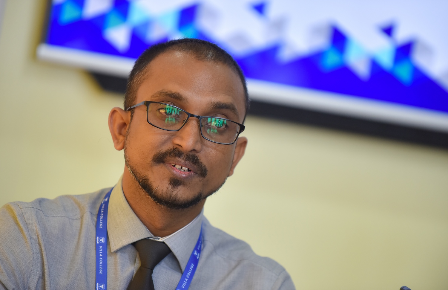 ދިރާސާ ކޮންފަރެންސާ ގުޅޭ ގޮތުން ޑރ. އާދިލް މިއަދު މީޑިއާއާ ވާހަކަ ދައްކަވަނީ.--- ފޮޓޯ: ހުސައިން ވަހީދު/މިހާރު