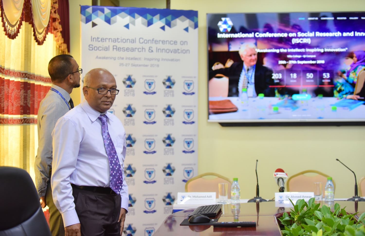 އިންޓަނޭޝަނަލް ކޮންފަރެންސް އޮން ސޯޝަލް ރިސާޗް އެންޑް އޮނިވޭޝަންއާ ބެހޭ ގޮތުން މައުލޫމާތު ދިނުމަށް ވިލާ ކޮލެޖުގައި މިއަދު ބޭއްވި ބައްދަލުވުމުގައި އެ ތަނުގެ ރެކްޓަ ޑރ. އަންވަރު ބައިވެރިވެވަޑައިގަންނަވަނީ.--- ފޮޓޯ: ހުސައިން ވަހީދު/މިހާރު