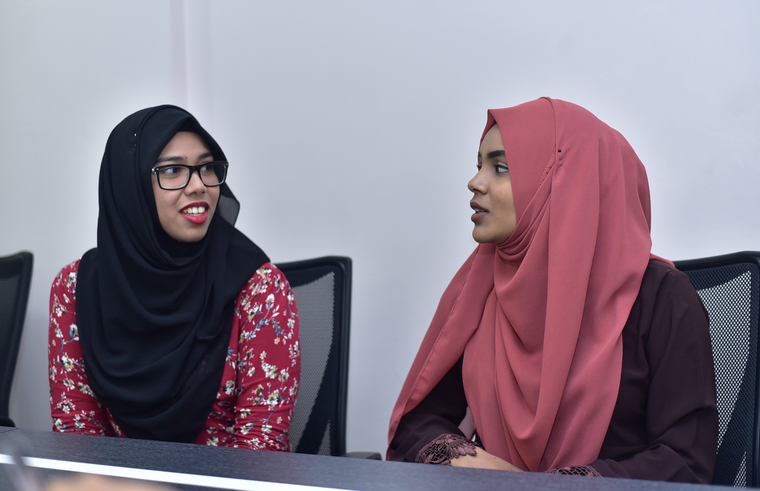 ފާތުން (ވ) އަދި އަޒްމާ: މި ދެ ދަރިވަރުން އަންނަނީ އެމްބީބީއެސް ކިޔެވުމަށް މެލޭޝިޔާއަށް ދިއުމަށް ތައްޔާރުވަމުން.-- ފޮޓޯ: ނިޝާން އަލީ/ މިހާރު