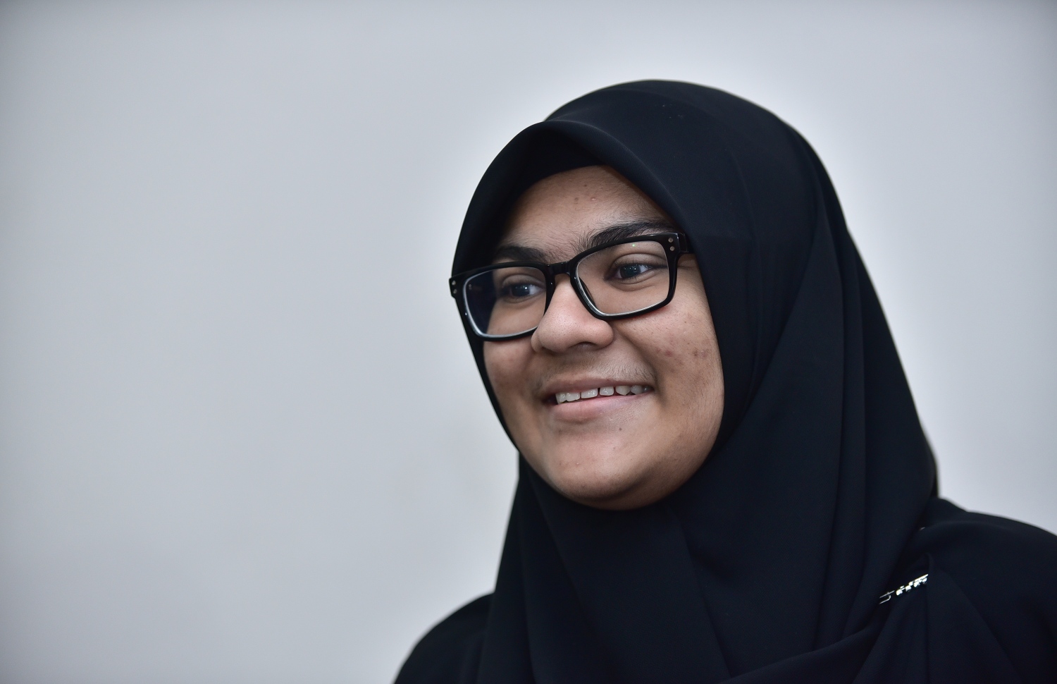 މަލްސާ "މިހާރު" އަށް އިންޓަވިއު ދެނީ: އޭނާ ކުރިއަށް ދާން ބޭނުންވަނީ އިކޮނޮމިކްސްގެ ދާއިރާއިން.-- ފޮޓޯ: ނިޝާން އަލީ/ މިހާރު