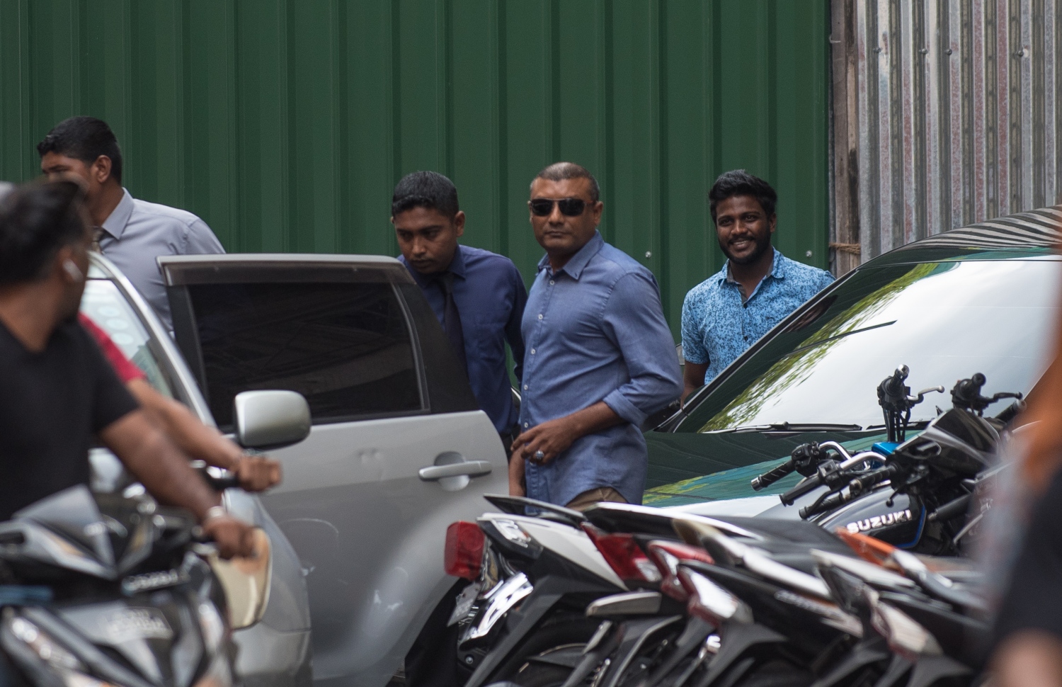 ކުރީގެ ޕޮލިސް ކޮމިޝަނަރު އަހްމަދު އަރީފް ހައްޔަރުކޮށްގެން ގެންދަނީ. -- ފޮޓޯ: މިހާރު