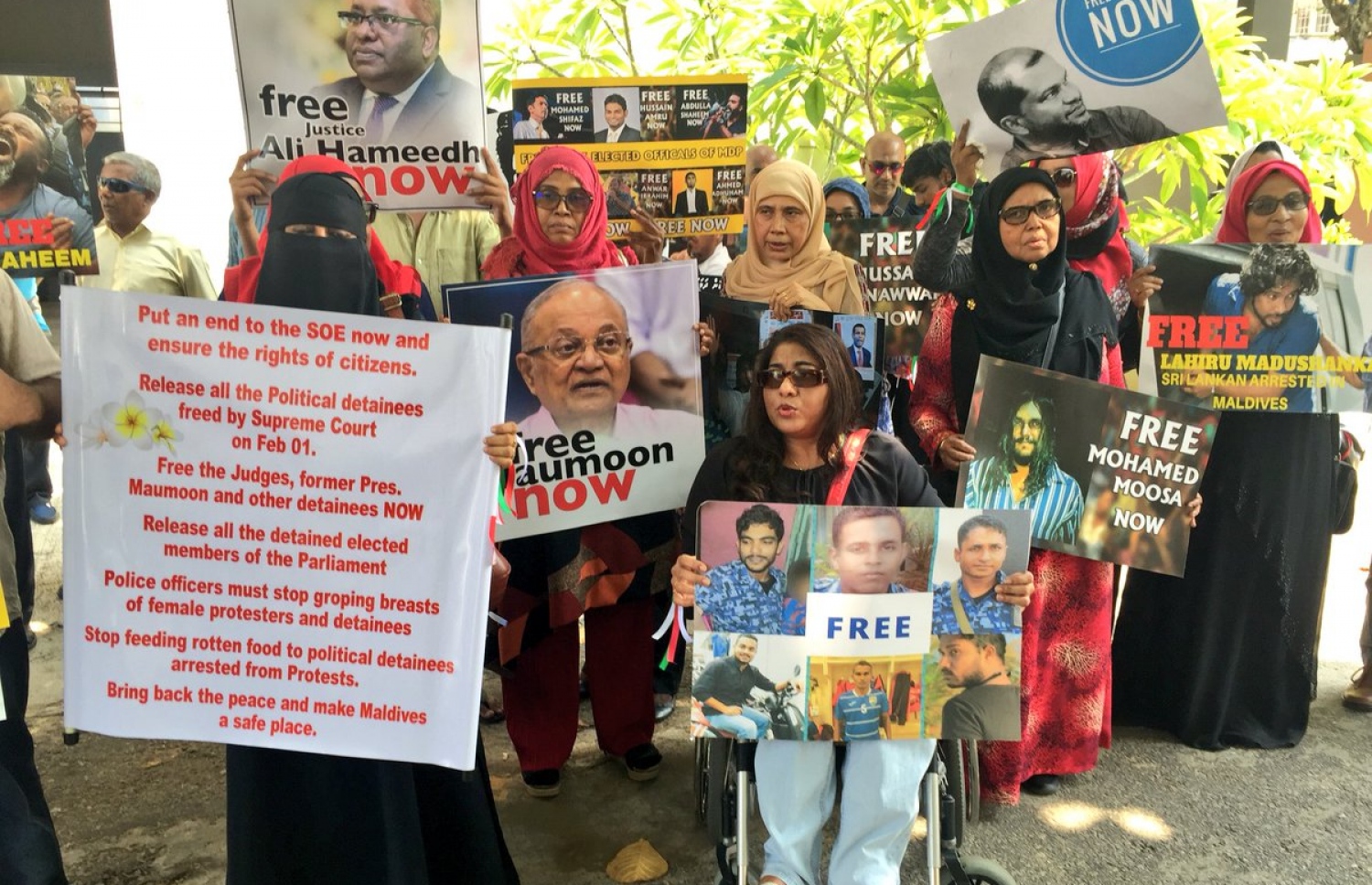 ސުޕްރީމް ކޯޓުގެ އަމުރު ތަންފީޒު ކުރަން ގޮވާލައި ދިވެހިންތަކެއް ލަންކާގައި މުޒާހަރާ ކުރަނީ