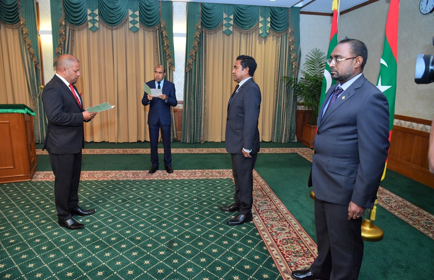 މާލެ: މާޗް 6، 2018- އިލެކްޝަންސް ކޮމިޝަންގެ މެމްބަރުކަމުގެ ހުވާ ރައީސް ޔާމީންގެ ކުރިފުޅުމަތީގައި އަހުމަދު ޝަރީފް މިއަދު ކުރައްވަނީ.---ފޮޓޯ: ރައީސް އޮފީސް