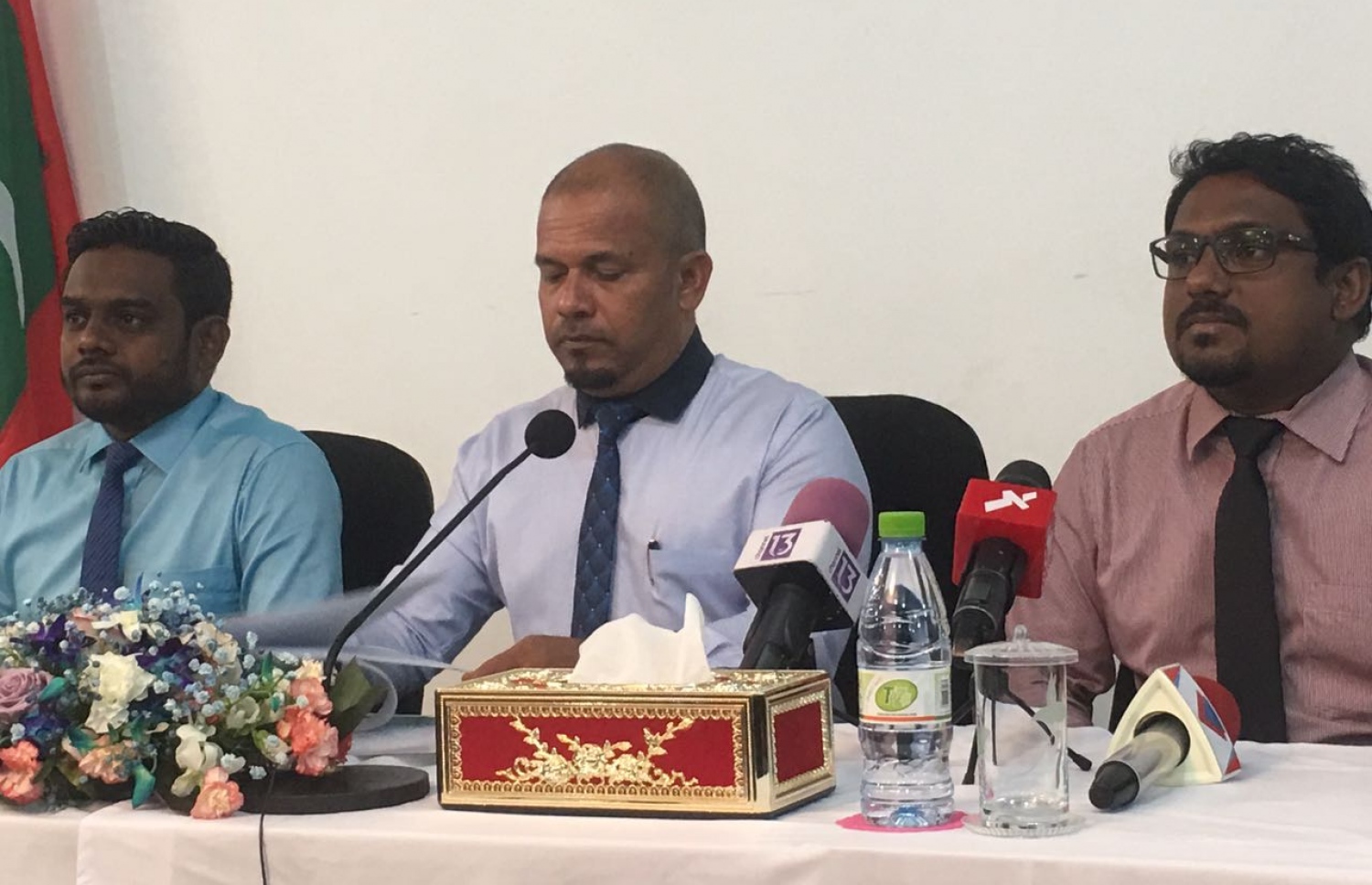 އީސީގެ މެމްބަރުންތަކެއް ނޫސް ކޮންފަރެންސެއްގައި.