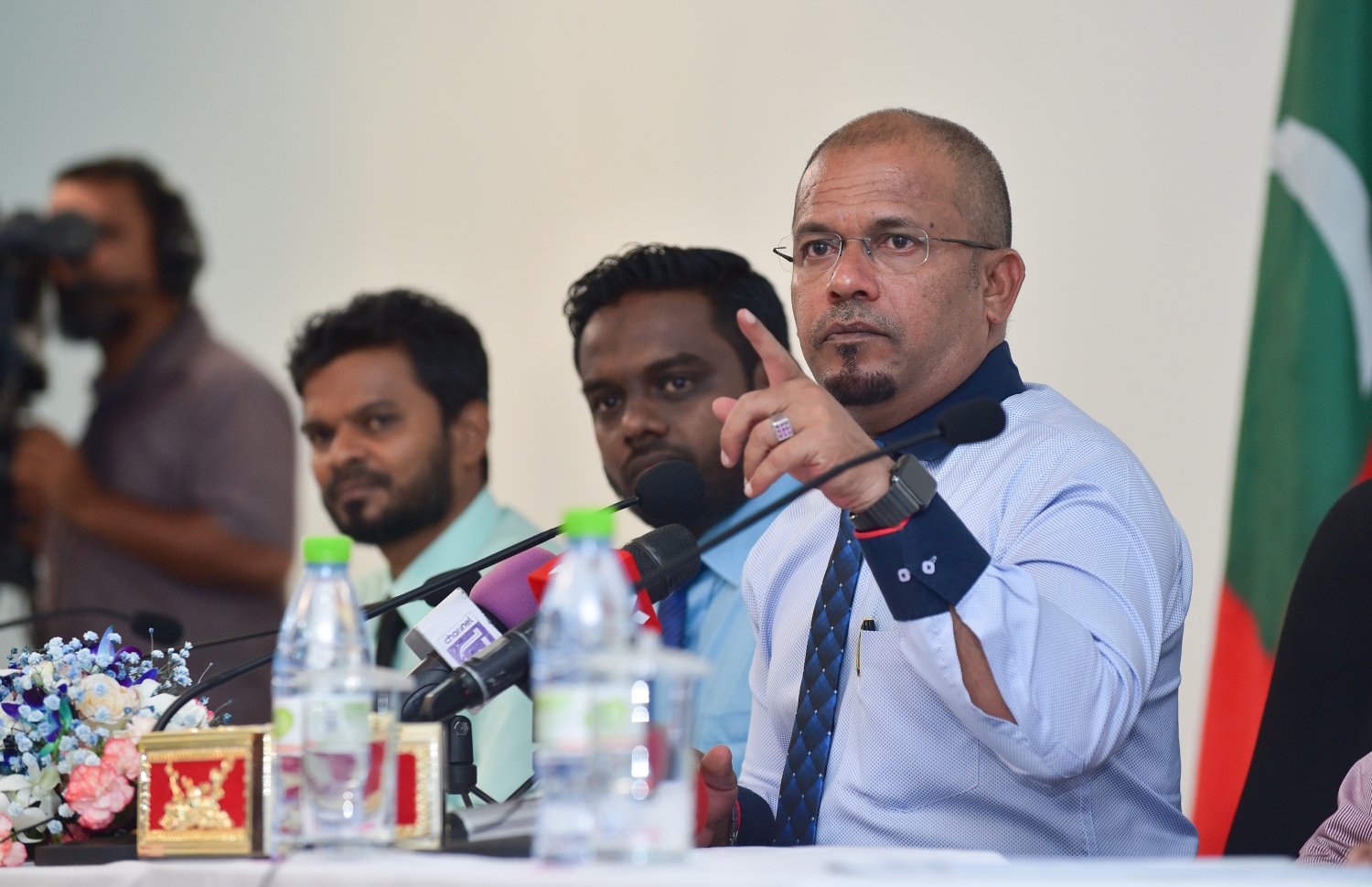 މާލެ: މާޗް 6، 2018- އިލެކްޝަންސް ކޮމިޝަންގެ ރައީސްގެ މަގާމާ އަހުމަދު ޝަރީފް މިއަދު ހަވާލުވެވަޑައިގަތުމަށް ފަހު ބޭއްވި ފުރަތަމަ ނިއުސް ބްރީފިންގައި ނޫސްވެރިއަކަށް ސުވާލު ކުރުމުގެ ފުރުސަތު ދެއްވަނީ.---ފޮޓޯ: ހުސެއިން ވަހީދު/މިހާރު