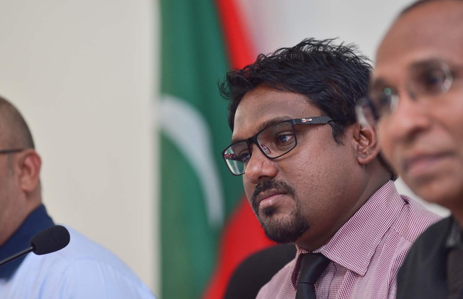 މާލެ: މާޗް 6، 2018- އިލެކްޝަންސް ކޮމިޝަންގެ ރައީސްގެ މަގާމާ އަހުމަދު ޝަރީފް މިއަދު ހަވާލުވެވަޑައިގަތުމަށް ފަހު ބޭއްވި ނިއުސް ބްރީފިންގައި އެ ކޮމިޝަންގެ މެމްބަރު އަކްރަމް ބައިވެރިވެވަޑައިގަންނަވަނީ.---ފޮޓޯ: ހުސެއިން ވަހީދު/މިހާރު