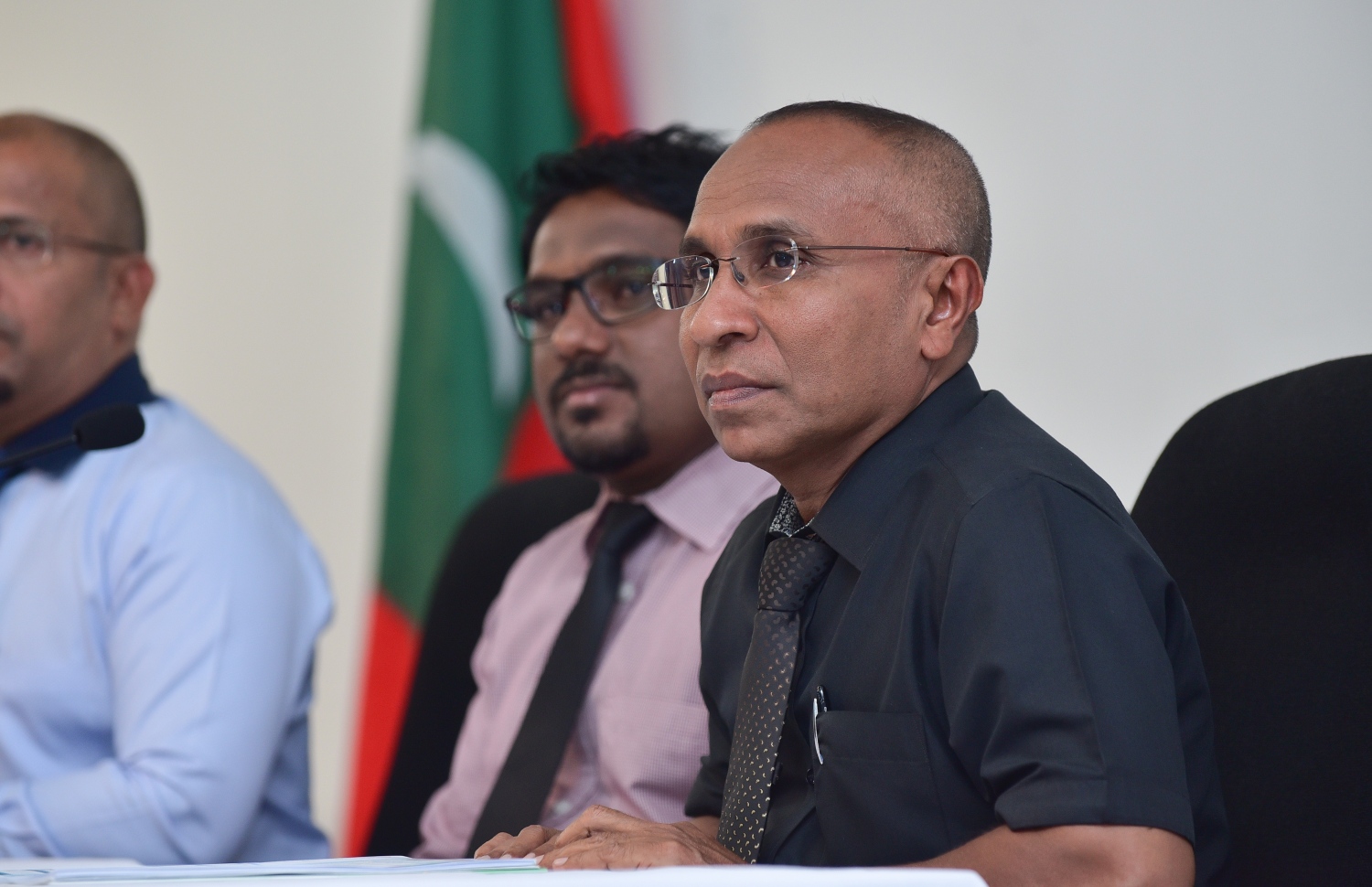 މާލެ: މާޗް 6، 2018- އިލެކްޝަންސް ކޮމިޝަންގެ ރައީސްގެ މަގާމާ އަހުމަދު ޝަރީފް މިއަދު ހަވާލުވެވަޑައިގަތުމަށް ފަހު ބޭއްވި ނިއުސް ބްރީފިންގައި އެ ކޮމިޝަންގެ މެމްބަރު (ކ) އިސްމާއިލް ހަބީބާއި ނައިބު ރައީސް އަމްޖަދު މުސްތަފާ ބައިވެރިވެވަޑައިގަންނަވަނީ.---ފޮޓޯ: ހުސެއިން ވަހީދު/މިހާރު