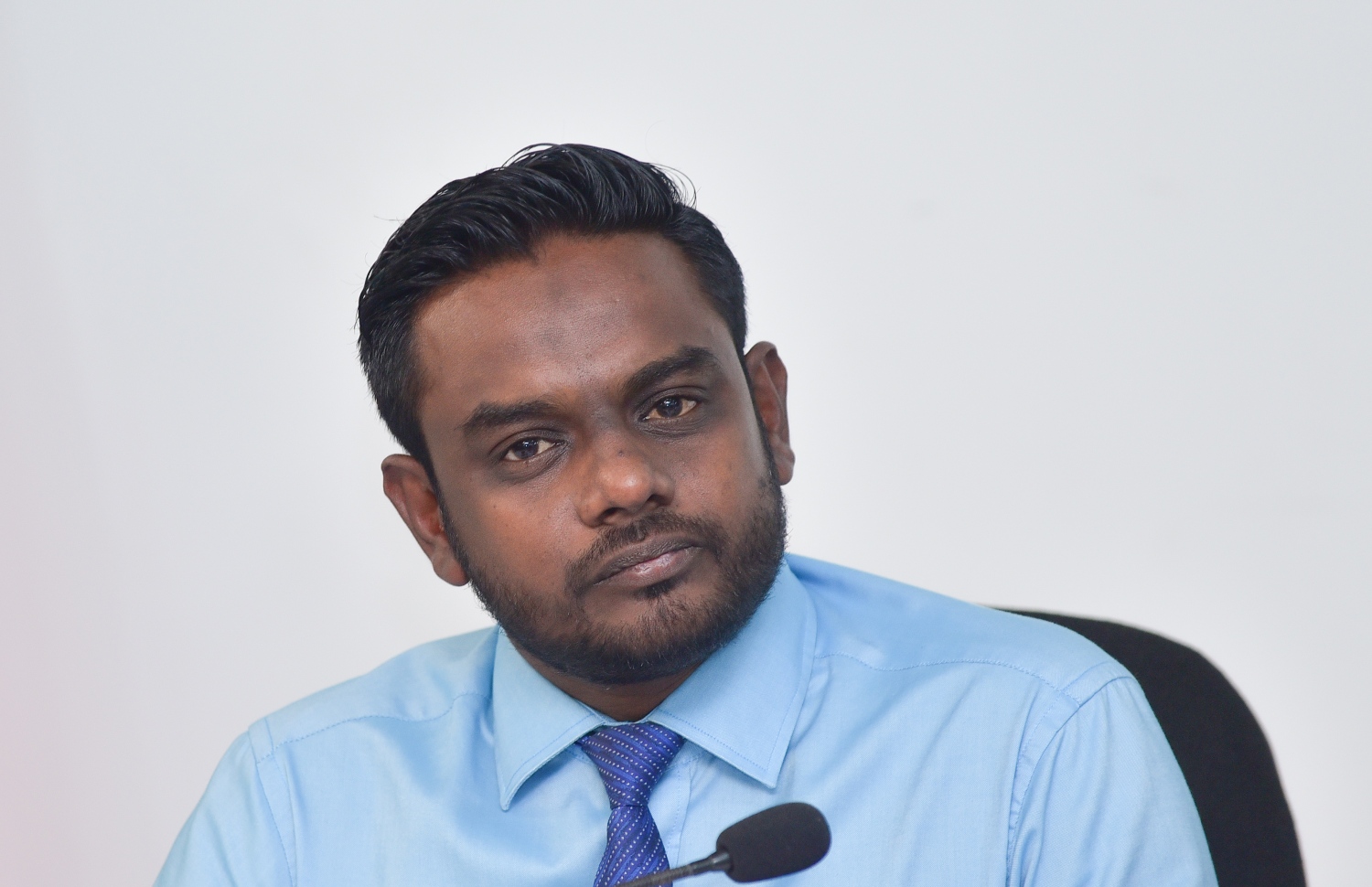 މާލެ: މާޗް 6، 2018- އިލެކްޝަންސް ކޮމިޝަންގެ ރައީސްގެ މަގާމާ އަހުމަދު ޝަރީފް މިއަދު ހަވާލުވެވަޑައިގަތުމަށް ފަހު ބޭއްވި ނިއުސް ބްރީފިންގައި އެ ކޮމިޝަންގެ މެމްބަރު އަކްރަމް ބައިވެރިވެވަޑައިގަންނަވަނީ.---ފޮޓޯ: ހުސެއިން ވަހީދު/މިހާރު