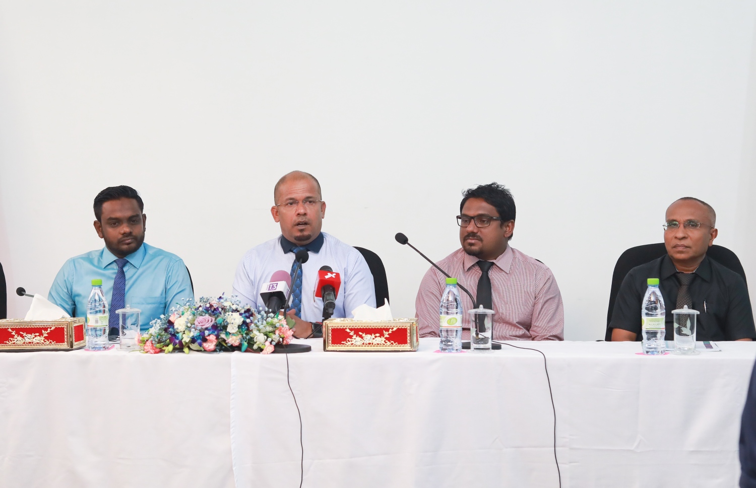 އިލެކްޝަންސް ކޮމިޝަނުން ބޭއްވި ނޫސްވެރިންގެ ބައްދަލުވުމެއްގައި އެ ކޮމިޝަންގެ މެމްބަރުން ބައިވެރިވެވަޑައިގަންނަވަނީ. --ފޮޓޯ/މިހާރު