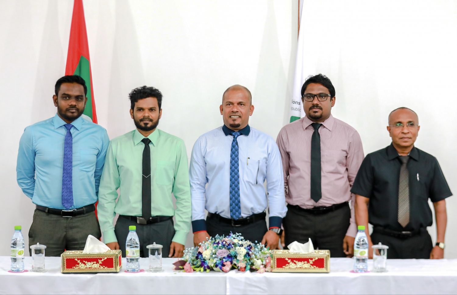 މާލެ: މާޗް 6، 2018- އިލެކްޝަންސް ކޮމިޝަންގެ ރައީސްގެ މަގާމާ އަހުމަދު ޝަރީފް (މ) މިއަދު ހަވާލުވެވަޑައިގަތުމަށް ފަހު، އެ ކޮމިޝަންގެ އަނެއް ހަތަރު މެމްބަރުންނާ އެކު ބޭއްވި ނިއުސް ކޮންފަރެންސްގެ ތެރެއިން ގުރޫޕް ފޮޓޯއެއް ނަންގަވަނީ.---ފޮޓޯ: ހުސެއިން ވަހީދު/މިހާރު