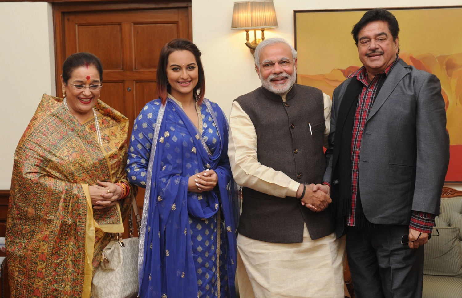 ސަތަރޭ، އަންހެނުންނާއި ދަރިފުޅު ސޮނާކްޝީއާ އެކު ބޮޑުވަޒީރު މޯދީއާ އެކު.