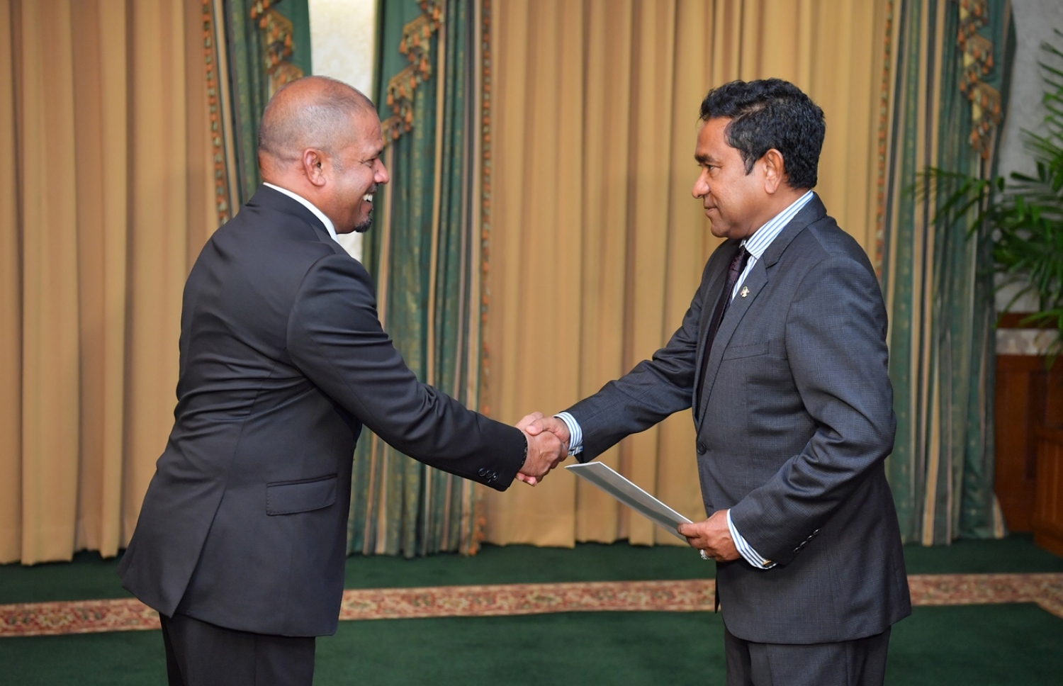 މާލެ: މާޗް 6، 2018- އިލެކްޝަންސް ކޮމިޝަންގެ މެމްބަރުކަމުގެ ލިޔުން ރައީސް ޔާމީން، އަހުމަދު ޝަރީފްއާ މިއަދު ހަވާލުކޮށްދެއްވަނީ: ކޮމިޝަންގެ މެމްބަރުންގެ މެދުގައި ނެގި ވޯޓުން ޝަރީފަށް ވަނީ އެތަނުގެ ރައީސް ކަމަށް ހަމަޖައްސާފައި.---ފޮޓޯ: ރައީސް އޮފީސް