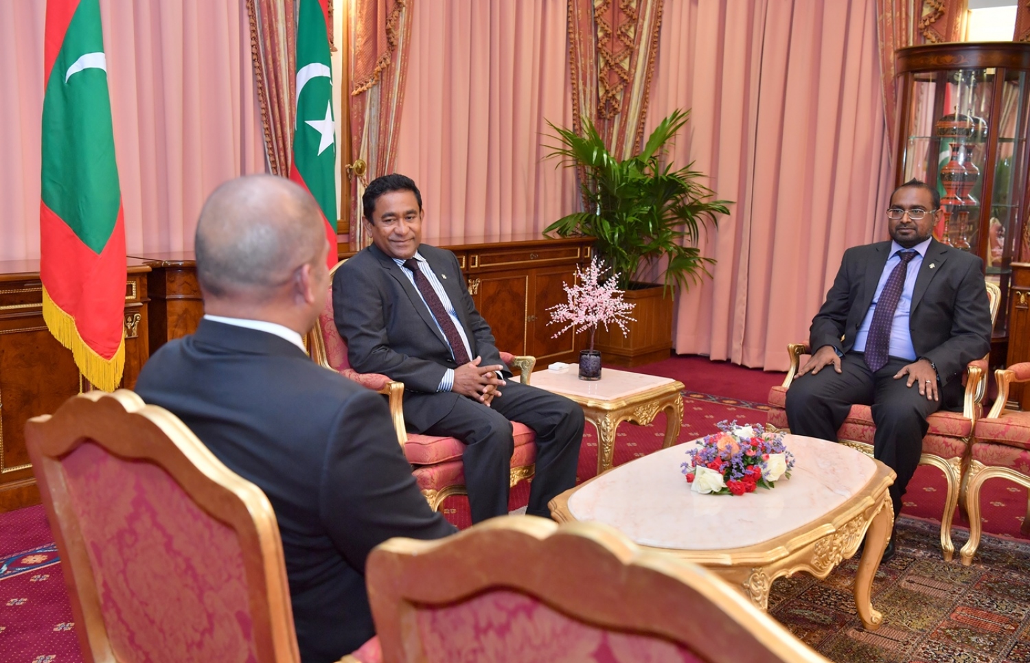 މާލެ: މާޗް 6، 2018- އިލެކްޝަންސް ކޮމިޝަންގެ މެމްބަރު ކަމަށް ޝަރީފް އައްޔަން ކުރެއްވުމަށް ފަހު، ރައީސް އަބްދުﷲ ޔާމީން އޭނާއާ ބައްދަލުކުރައްވަނީ.---ފޮޓޯ: ރައީސް އޮފީސް