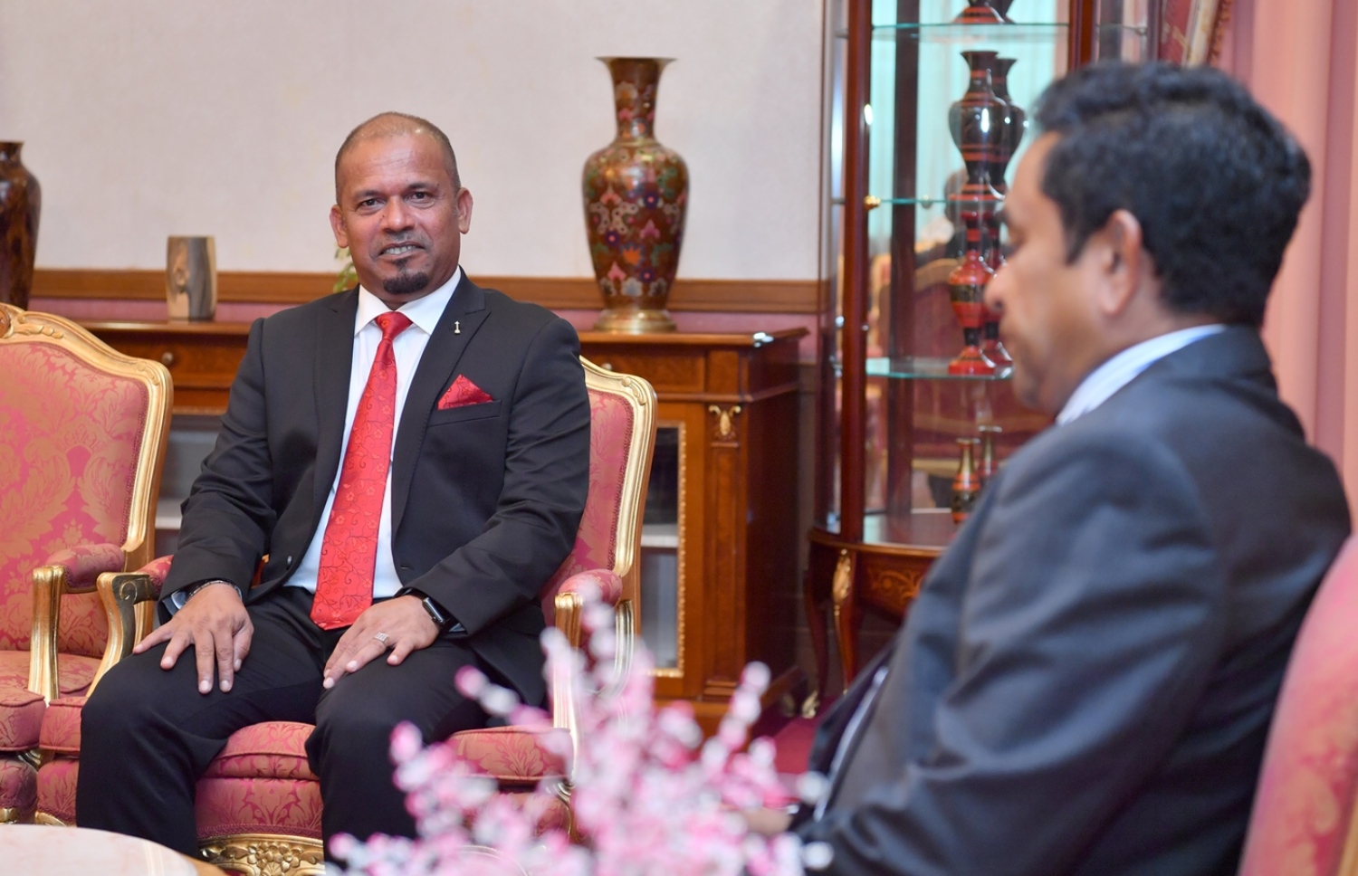 މާލެ: މާޗް 6، 2018- އިލެކްޝަންސް ކޮމިޝަންގެ މެމްބަރު ކަމަށް ޝަރީފް އައްޔަން ކުރެއްވުމަށް ފަހު، ރައީސް އަބްދުﷲ ޔާމީން އޭނާއާ ބައްދަލުކުރައްވަނީ.---ފޮޓޯ: ރައީސް އޮފީސް