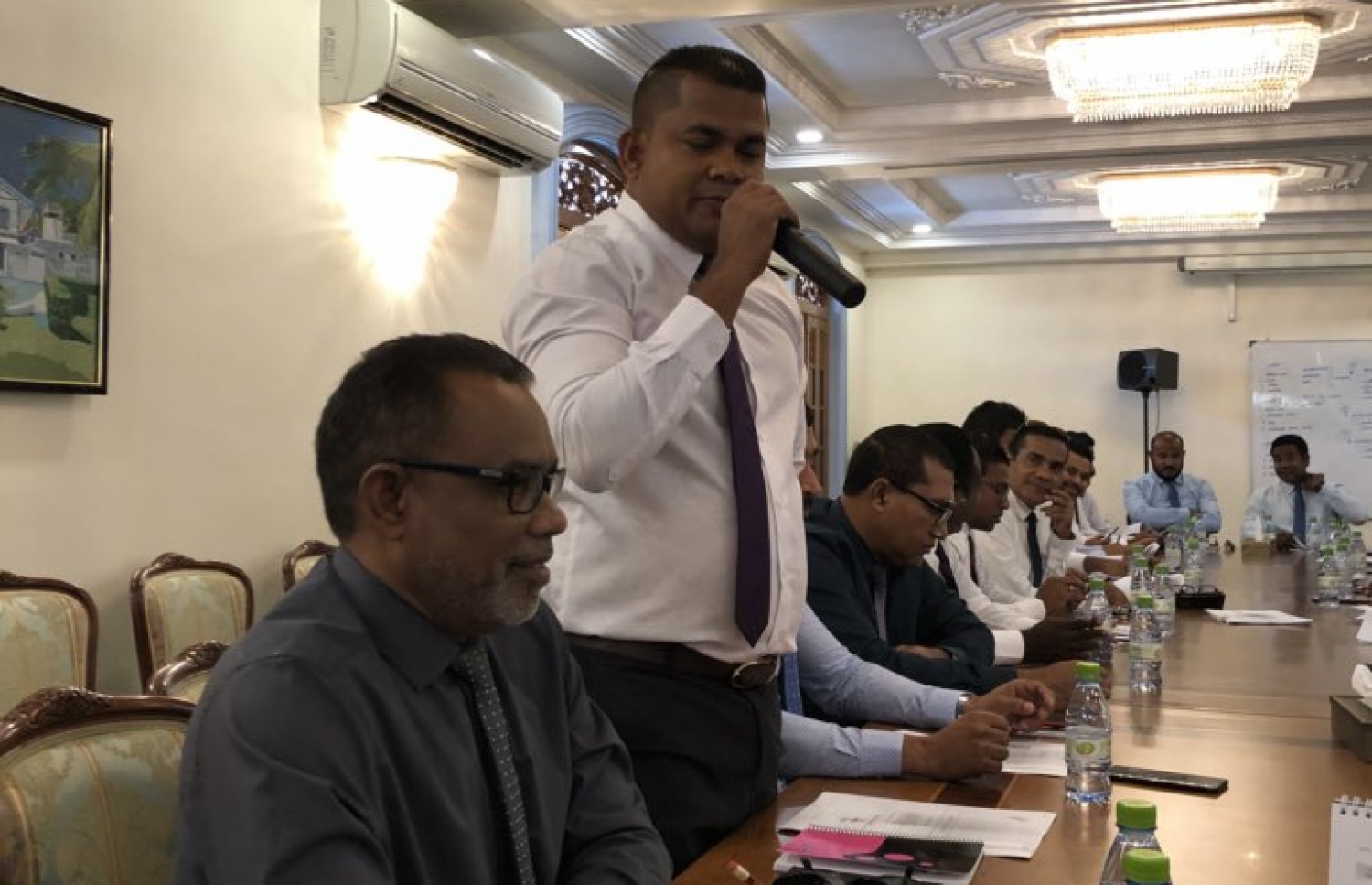 މުލިއާގޭގައި މިއަދު ބޭއްވި ޕީޖީ ގްރޫޕްގެ ބައްދަލުވުމުގައި ޝާހިދު ވާހަކަ ދައްކަވަނީ. - ފޮޓޯ: ނިހާނު