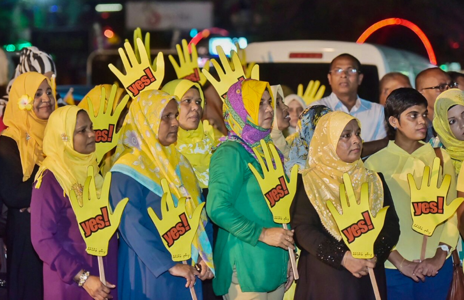 ބައިނަލްއަގްވާމީ އަންހެނުންގެ ދުވަސް: މާޗް 8، 2018- އިދިކޮޅު އެމްޑީޕީން ބޭއްވި އަންހެނުންގެ އެއްވުމެއްގެ ބައިވެރިން ނިޝާންތަކެއް ހިފައިގެން އަޑު އުފުލަނީ: އިދިކޮޅު ހަރަކާތުގެ ތަފާތު ކަންކަމުގައި އަންހެނުންގެ ދައުރު ވަރަށް ބޮޑުކަން ފާހަގަކުރެވޭ. ފެށުނީއްސުރެ އެމްޑީޕީގެ ތަފާތު ހަރަކާތްތަކުން އަންހެނުންނަށް ދޭ ސަމާލުކަން ބޮޑު.---ފޮޓޯ: ހުސެއިން ވަހީދު/މިހާރު