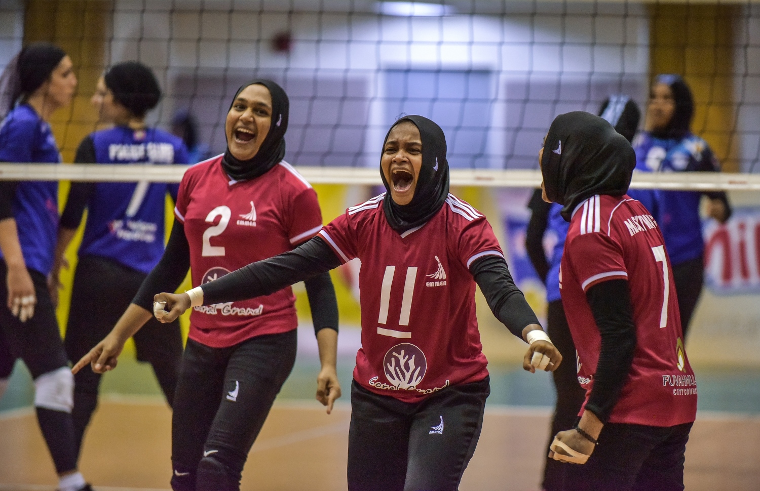 ބައިނަލްއަގުވާމީ އަންހެނުންގެ ދުވަސް: މާޗް 8، 2018- ވޮލީބޯޅަ މުބާރާތެއްގެ ފައިނަލުން މޮޅުވުމަށް ފަހު ޓީމެއްގެ ކުޅުންތެރިން އުފާ ފާޅުކުރަނީ: ކުޅިވަރުގެ މައިދާނުގައި ވެސް ދިވެހި އަންހެނުންނަކީ ފަހަށް ޖެހޭ ބައެއް ނޫން.---ފޮޓޯ: ނިޝާން އަލީ/މިހާރު