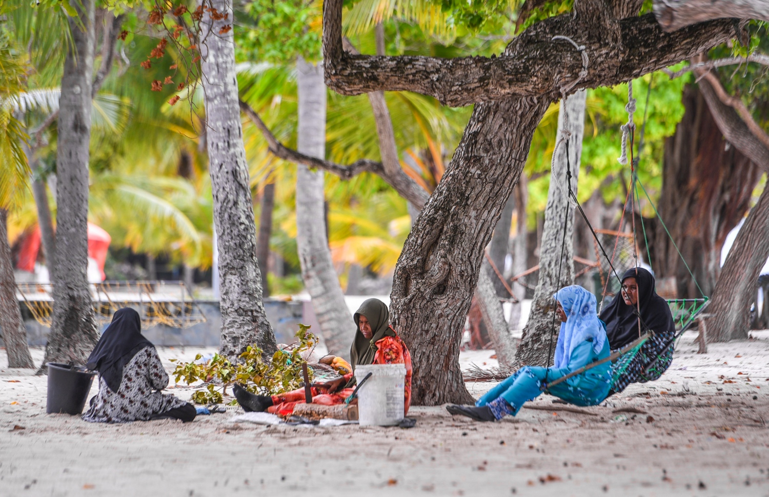 ބައިނަލްއަގްވާމީ އަންހެނުންގެ ދުވަސް: މާޗް 8، 2018- ރަށެއްގެ އަތިރިމަތީގައި ވާހަކަ ދައްކާލަން އިށީނދެލައިގެން ތިބި އަންހެނުންތަކެއް: ރަށްރަށުގެ އިޖުތިމާއީ ކަންކަމުގައި އަބަދުވެސް ނަގާކިޔައި އުޅެނީ އަންހެނުން.---ފޮޓޯ: ހުސެއިން ވަހީދު/މިހާރު