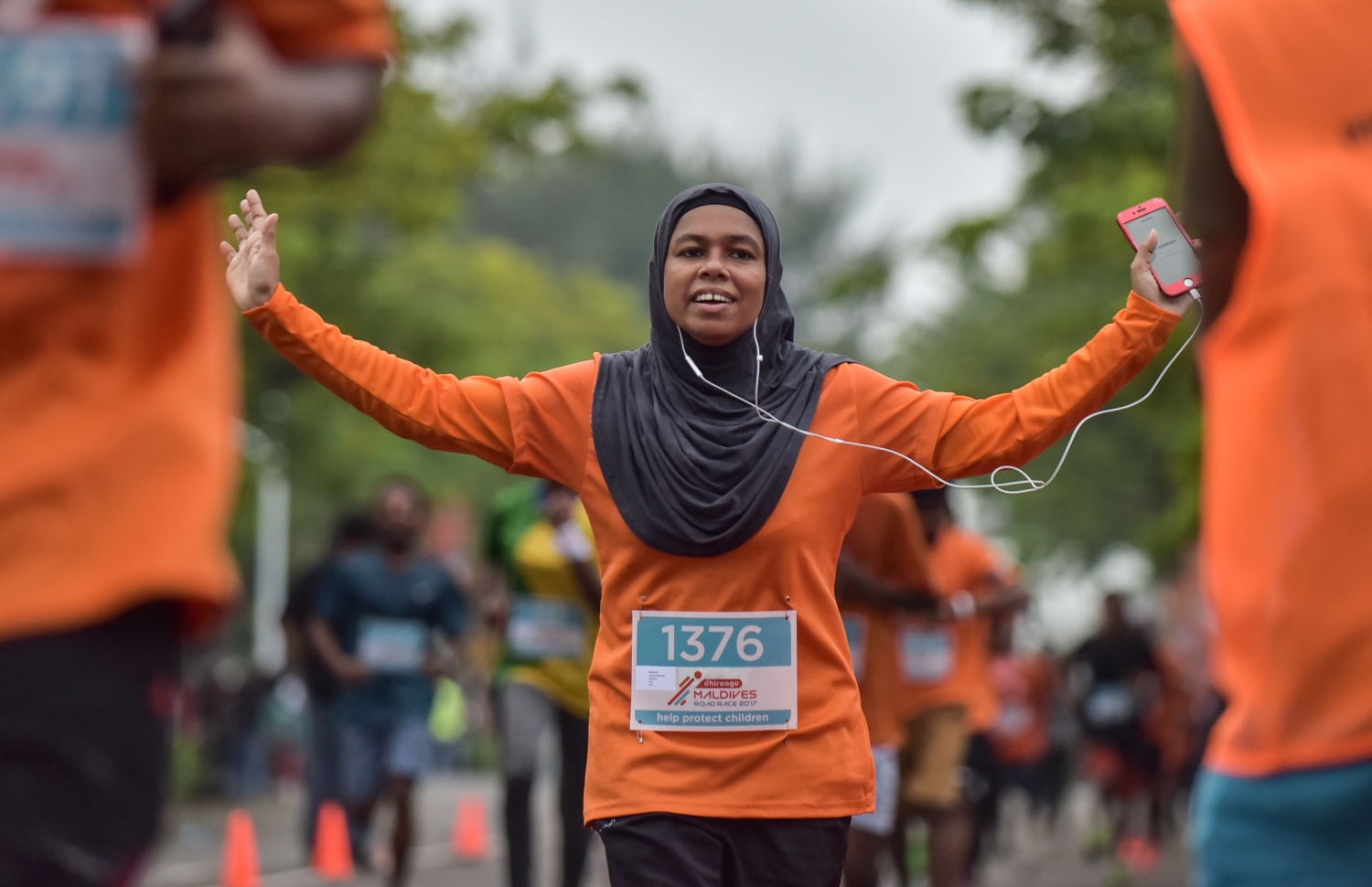 ބައިނަލްއަގްވާމީ އަންހެނުންގެ ދުވަސް: މާޗް 8، 2018- މިދިޔަ އަހަރު ހުޅުމާލޭގައި ބޭއްވި ރޯޑް ރޭހުގެ އަންހެން ބައިވެރިއަކު ރޭސް ނިންމަނީ: ދުވާ މީހުންނާއި އެތުލީޓުން އަދި ކުޅިވަރުގެ މައިދާނުގައި ދިވެހި އަންހެނުންގެ ދައުރު ވަރަށް ބޮޑު: އަދި ތަފާތު ކުޅިވަރުތަކުން އަންހެނުން ހޯދާ ކާމިޔާބީ ވެސް ފާހަގަކުރެވޭ.---ފޮޓޯ: ހުސެއިން ވަހީދު/މިހާރު