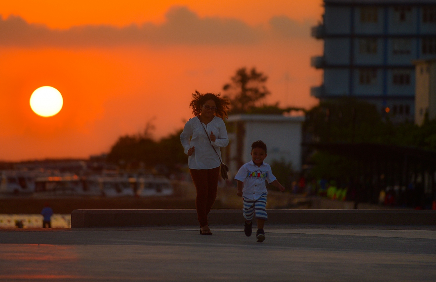 ބައިނަލްއަގްވާމީ އަންހެނުންގެ ދުވަސް: މާޗް 8، 2018- ތުއްތު ކުއްޖަކާއެކު އަންހެނަކު މަޖާކޮށްލަނީ: އާއިލާ އަށް އުފާވެރިކަން ގެނެސް ދިނުމުގައި އަންހެނުން އިސް ދައުރެއް ކުޅޭއިރު މިއަދު އަންހެނުންނަކީ ވަޒީފާގެ ބާޒާރުގައި ވެސް މުހިންމު ބައެެއް.---ފޮޓޯ: ހުސެއިން ވަހީދު/މިހާރު