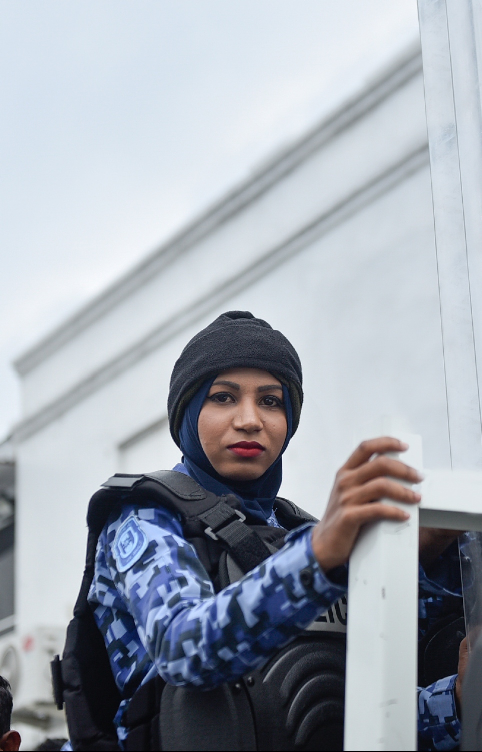 ބައިނަލްއަގްވާމީ އަންހެނުންގެ ދުވަސް: މާޗް 8، 2018- މުޒާހަރާއެއް ކޮންޓްރޯލް ކުރުމަށްޓަކައި އެސްއޯގެ އަންހެން ފުލުހަކު ހަރަކާތްތެރިވަނީ: ފުލުހުންގެ ތެރޭގައި ހުރިހާ ޑިޕާޓްމެންޓެއްގައި ވެސް އަންހެނުންގެ ހިއްސާ ބޮޑު.---ފޮޓޯ: ހުސެއިން ވަހީދު/މިހާރު