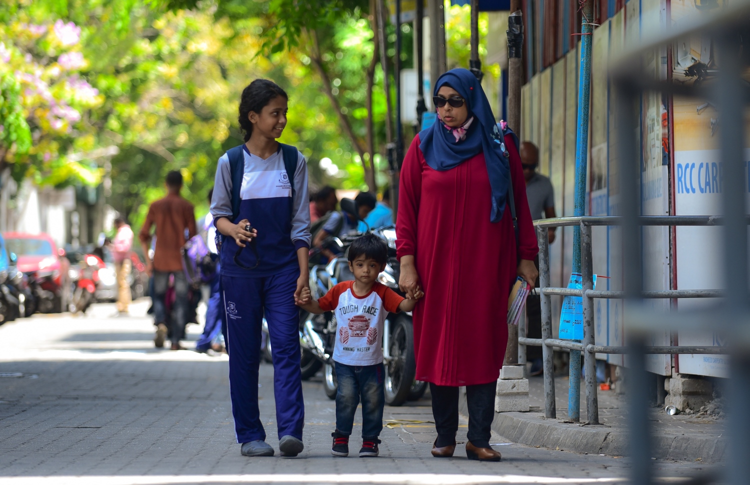 ބައިނަލްއަގްވާމީ އަންހެނުންގެ ދުވަސް: މާޗު 8، 2018- ބެލެނިވެރިއަކު، ތުއްތު ކުއްޖަކާއި ސްކޫލް ދަރިވަރަކު ގޮވައިގެން މަގު ހިނގާލަނީ: ކުދިން ތަރުބިއްޔަތު ކުރުމާއި އާއިލާގެ ކަންކަން ހަމަޖެއްސުމުގައި އަންހެނުންގެ ހިޔާލާއި މަޝްވަރާ އަށް ވެސް ޖާގަ ދޭންޖެހޭ.---ފޮޓޯ: ހުސެއިން ވަހީދު/މިހާރު