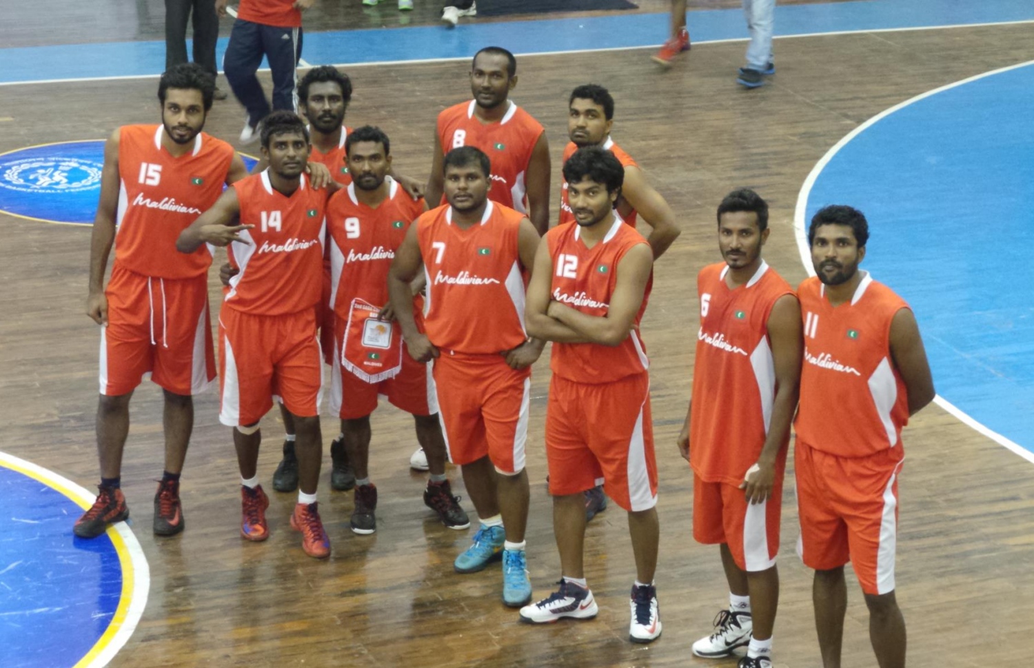 ދެ ވަނަ ސާބާ ޗެމްޕިއަންޝިޕްގައި ވާދަކުރި ގައުމީ ބާސްކެޓްބޯޅަ ޓީމުގެ ކުޅުންތެރިންނާ އެކު އިއްލެ (ވ.2)