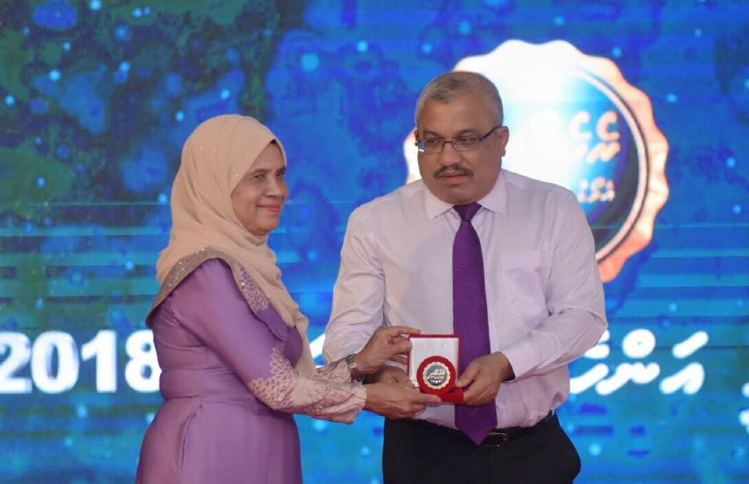 އައިމިނަތު ވަހީދާ އަށް ނައިބު ރައީސް ޖިހާދު އެވޯޑް ހަވާލު ކުރައްވަނީ-- މިހާރު ފޮޓޯ: ހުސެން ވަހީދު