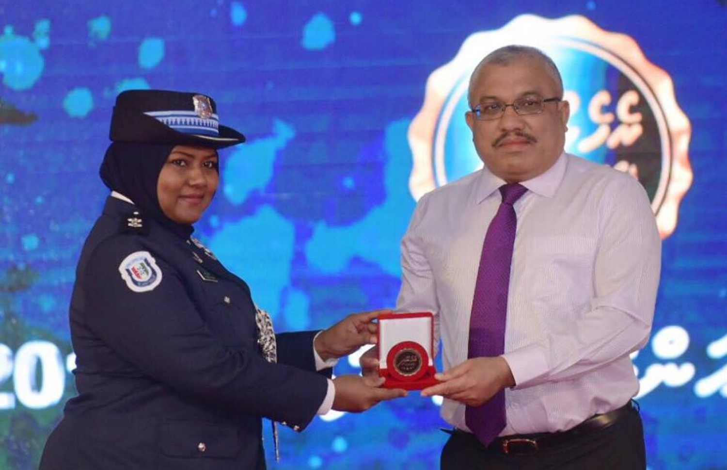 ނައިބު ރައީސް ޖިހާދު، ނަޝްވާއަށް އެވޯޑް ހަވާލު ކުރައްވަނީ-- މިހާރު ފޮޓޯ: ހުސެން ވަހީދު