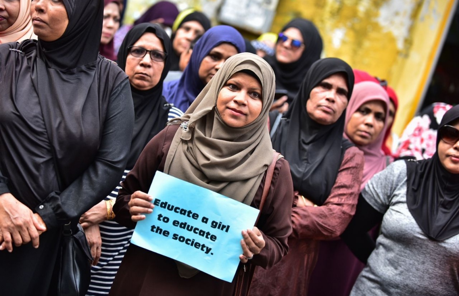 މާލެ: މާޗު 8، 2018: ބައިނަލް އަގުވާމީ އަންހެނުންގެ ދުވަސް ފާހަގަ ކުރުމުގެ ގޮތުން، ގުޅިފައިވާ ސިޔާސީ ޕާޓީތަކުގެ އަންހެން މެންބަރުން އިސްނަގައިގެން މާލޭގައި ބޭއްވި ހިނގާލުމުގައި މަޖިލިސް މެމްބަރު އަނާރާ ޝުއޫރު ފާޅުކުރައްވަނީ.-- ފޮޓޯ: ހުސެން ވަހީދު /މިހާރު