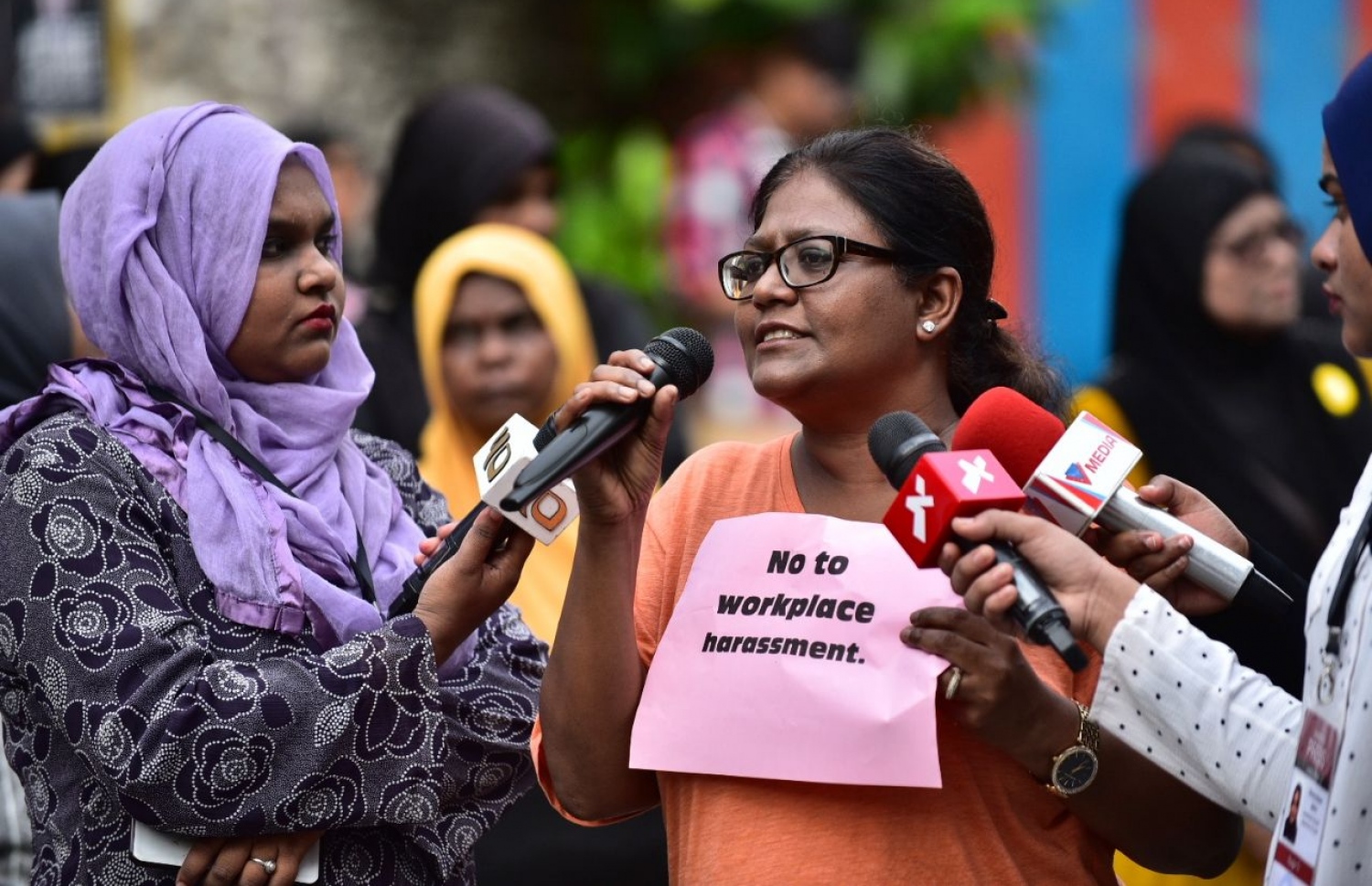 މާލެ: މާޗު 8، 2018: ބައިނަލް އަގުވާމީ އަންހެނުންގެ ދުވަސް ފާހަގަ ކުރުމުގެ ގޮތުން، ގުޅިފައިވާ ސިޔާސީ ޕާޓީތަކުގެ އަންހެން މެންބަރުން އިސްނަގައިގެން މާލޭގައި ބޭއްވި ހިނގާލުމުގައި ޝިފާ ވާހަކަ ދައްކަވަނީ.-- ފޮޓޯ: ހުސެން ވަހީދު /މިހާރު