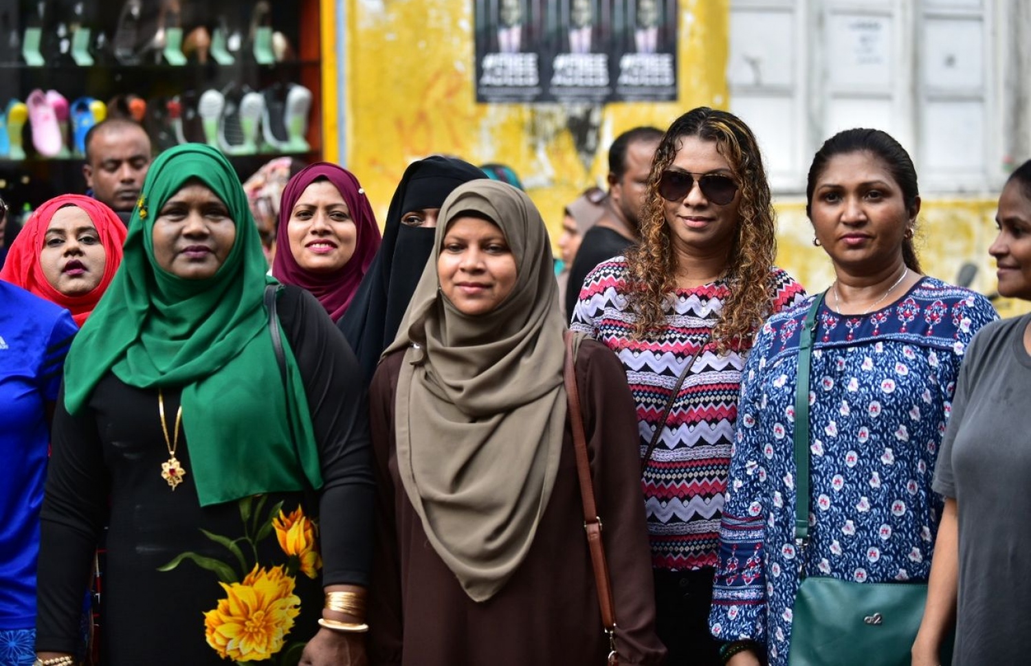 މާލެ: މާޗު 8، 2018: ބައިނަލް އަގުވާމީ އަންހެނުންގެ ދުވަސް ފާހަގަ ކުރުމުގެ ގޮތުން، ގުޅިފައިވާ ސިޔާސީ ޕާޓީތަކުގެ އަންހެން މެންބަރުން އިސްނަގައިގެން މާލޭގައި ބޭއްވި ހިނގާލުމުގައި އަންހެނުންތަކެއް ބައިވެރިވަނީ.-- ފޮޓޯ: ހުސެން ވަހީދު /މިހާރު