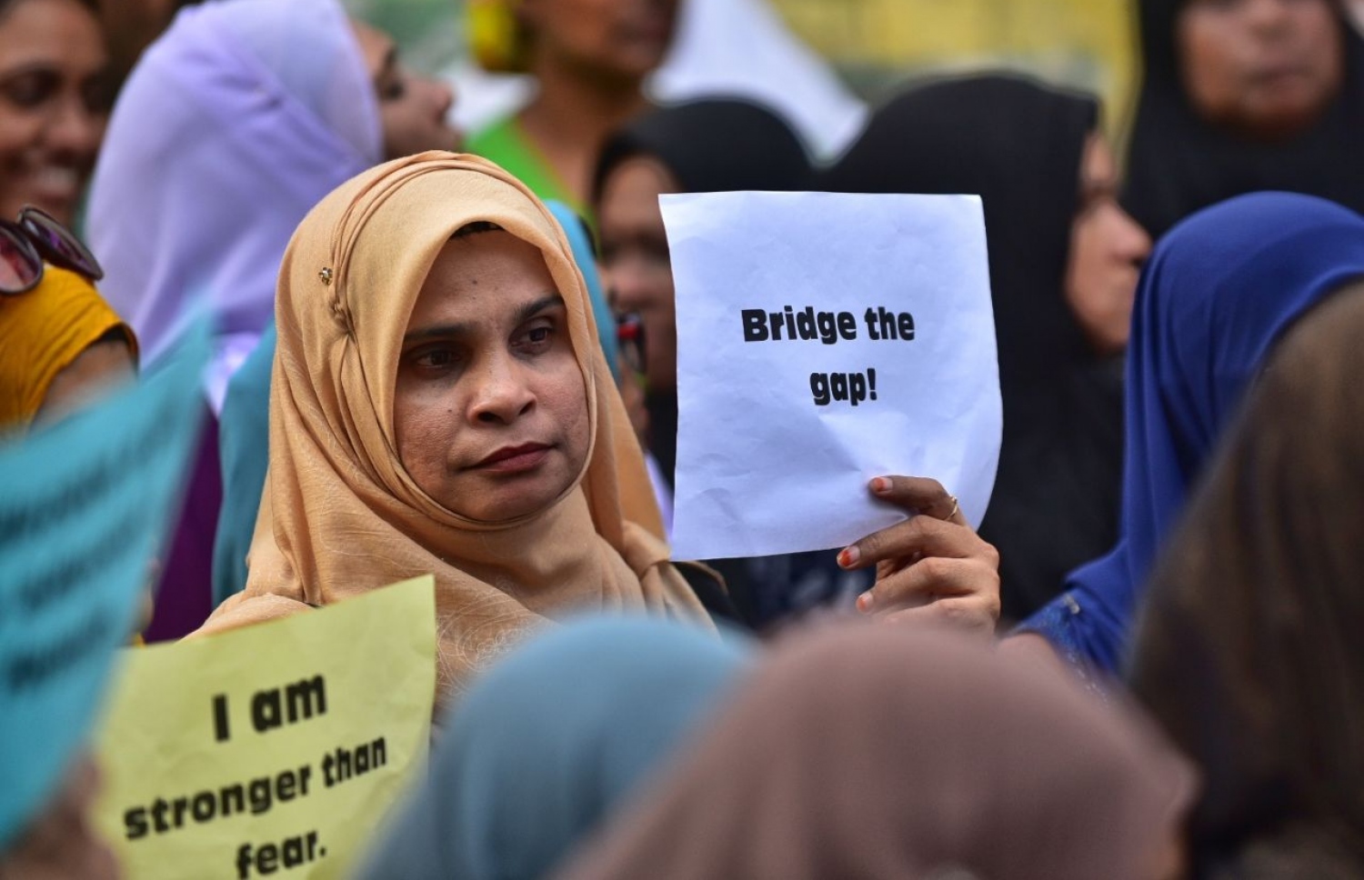 މާލެ: މާޗު 8، 2018: ބައިނަލް އަގުވާމީ އަންހެނުންގެ ދުވަސް ފާހަގަ ކުރުމުގެ ގޮތުން، ގުޅިފައިވާ ސިޔާސީ ޕާޓީތަކުގެ އަންހެން މެންބަރުން އިސްނަގައިގެން މާލޭގައި ބޭއްވި ހިނގާލުމުގައި އަންހެނުންތަކެއް ޝުއޫރު ފާޅުކުރަނީ.-- ފޮޓޯ: ހުސެން ވަހީދު /މިހާރު