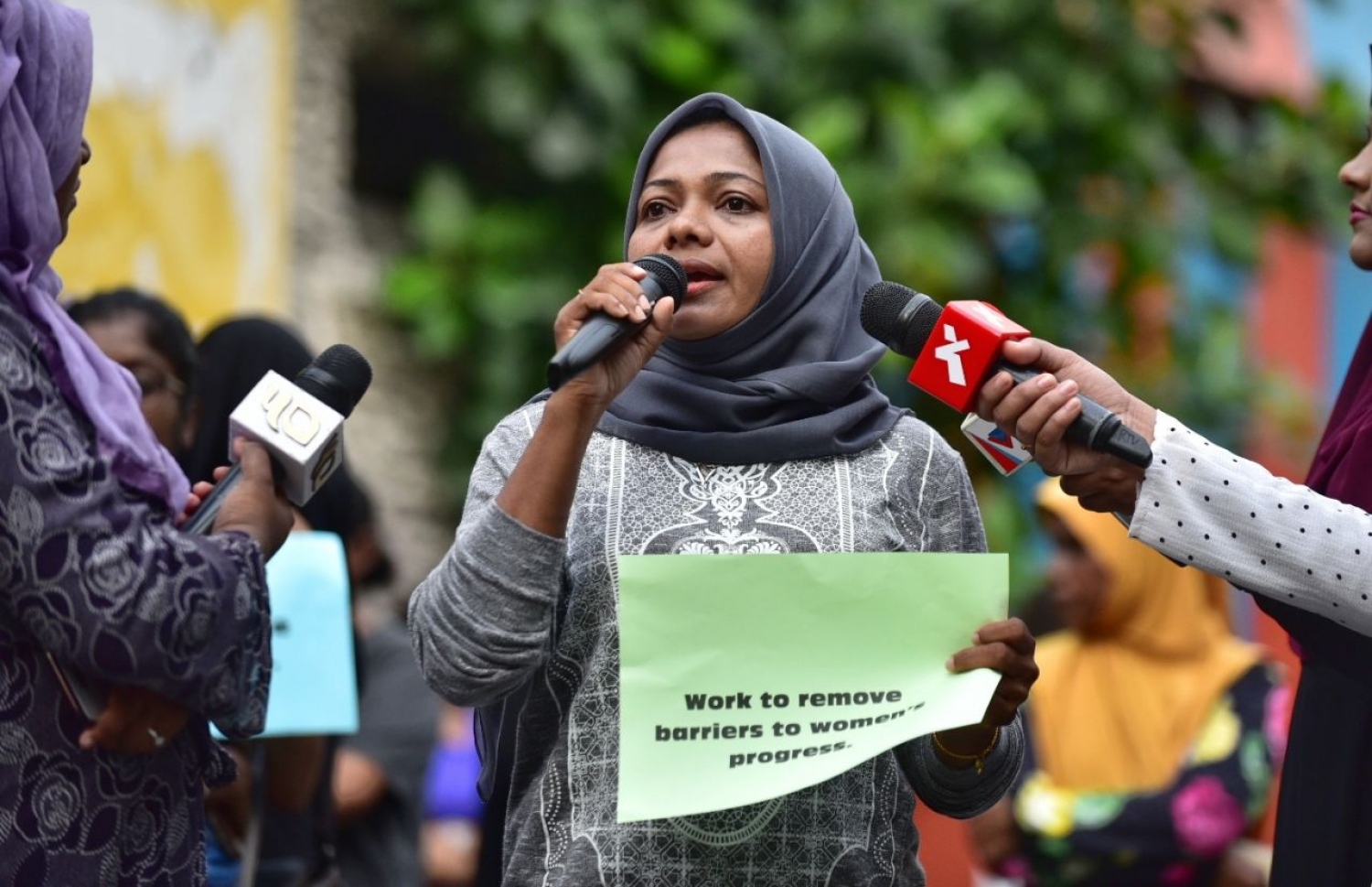 މާލެ: މާޗު 8، 2018: ބައިނަލް އަގުވާމީ އަންހެނުންގެ ދުވަސް ފާހަގަ ކުރުމުގެ ގޮތުން، ގުޅިފައިވާ ސިޔާސީ ޕާޓީތަކުގެ އަންހެން މެންބަރުން އިސްނަގައިގެން މާލޭގައި ބޭއްވި ހިނގާލުމުގައި އަންހެނަކު ޝުއޫރު ފާޅުކުރަނީ.-- ފޮޓޯ: ހުސެން ވަހީދު /މިހާރު