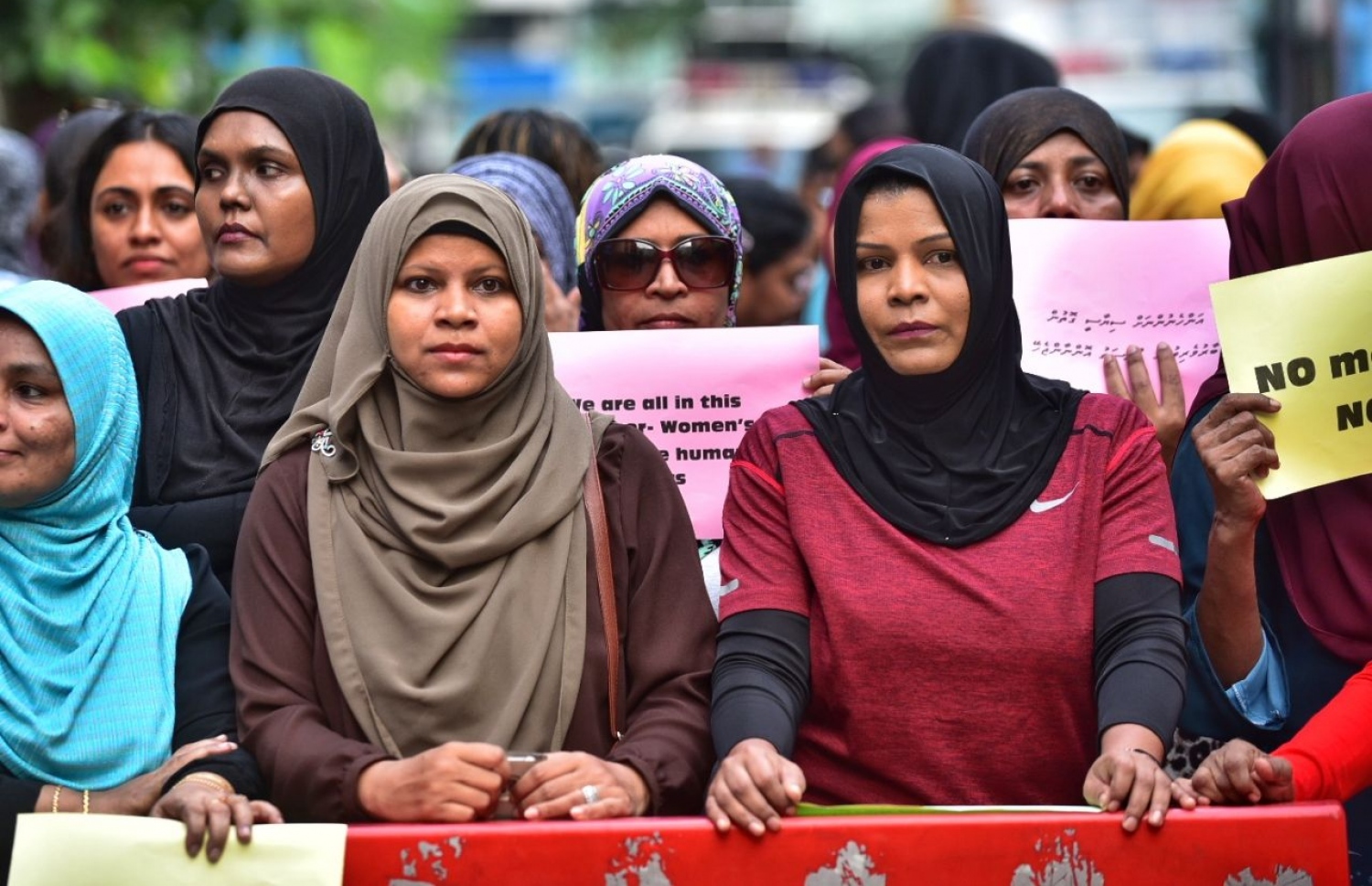 މާލެ: މާޗު 8، 2018: ބައިނަލް އަގުވާމީ އަންހެނުންގެ ދުވަސް ފާހަގަ ކުރުމުގެ ގޮތުން، ގުޅިފައިވާ ސިޔާސީ ޕާޓީތަކުގެ އަންހެން މެންބަރުން އިސްނަގައިގެން މާލޭގައި ބޭއްވި ހިނގާލުމުގައި އަންހެނުންތަކެއް ޝުއޫރު ފާޅުކުރަނީ.-- ފޮޓޯ: ހުސެން ވަހީދު /މިހާރު