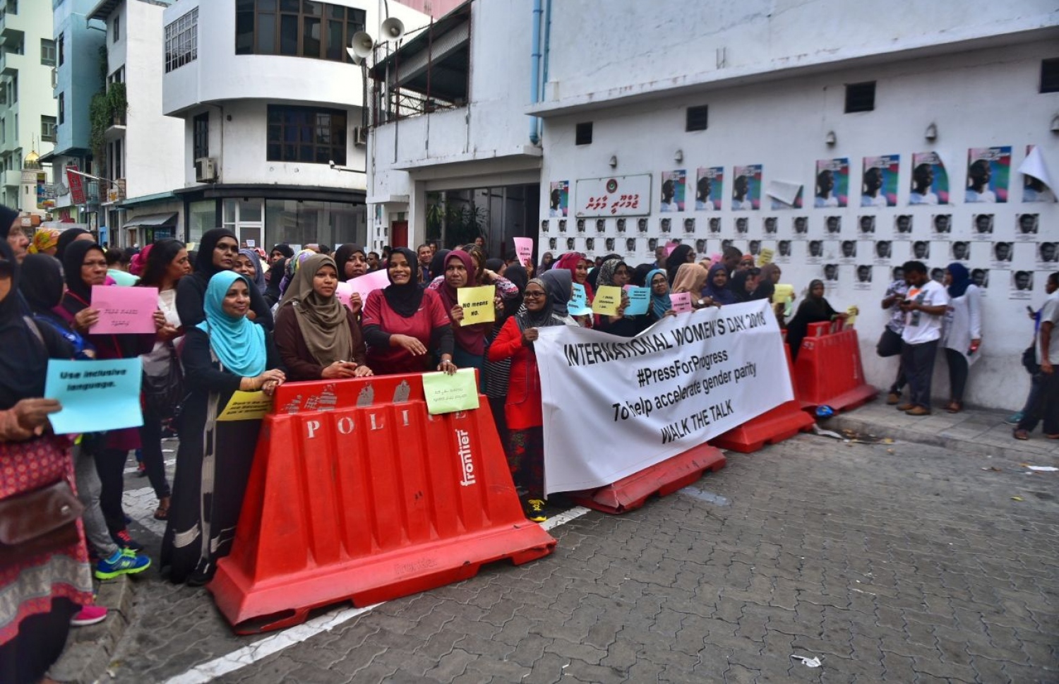 މާލެ: މާޗު 8، 2018: ބައިނަލް އަގުވާމީ އަންހެނުންގެ ދުވަސް ފާހަގަ ކުރުމުގެ ގޮތުން، ގުޅިފައިވާ ސިޔާސީ ޕާޓީތަކުގެ އަންހެން މެންބަރުން އިސްނަގައިގެން މާލޭގައި ބޭއްވި ހިނގާލުމުގައި އަންހެނުންތަކެއް ޝުއޫރު ފާޅުކުރަނީ.-- ފޮޓޯ: ހުސެން ވަހީދު /މިހާރު