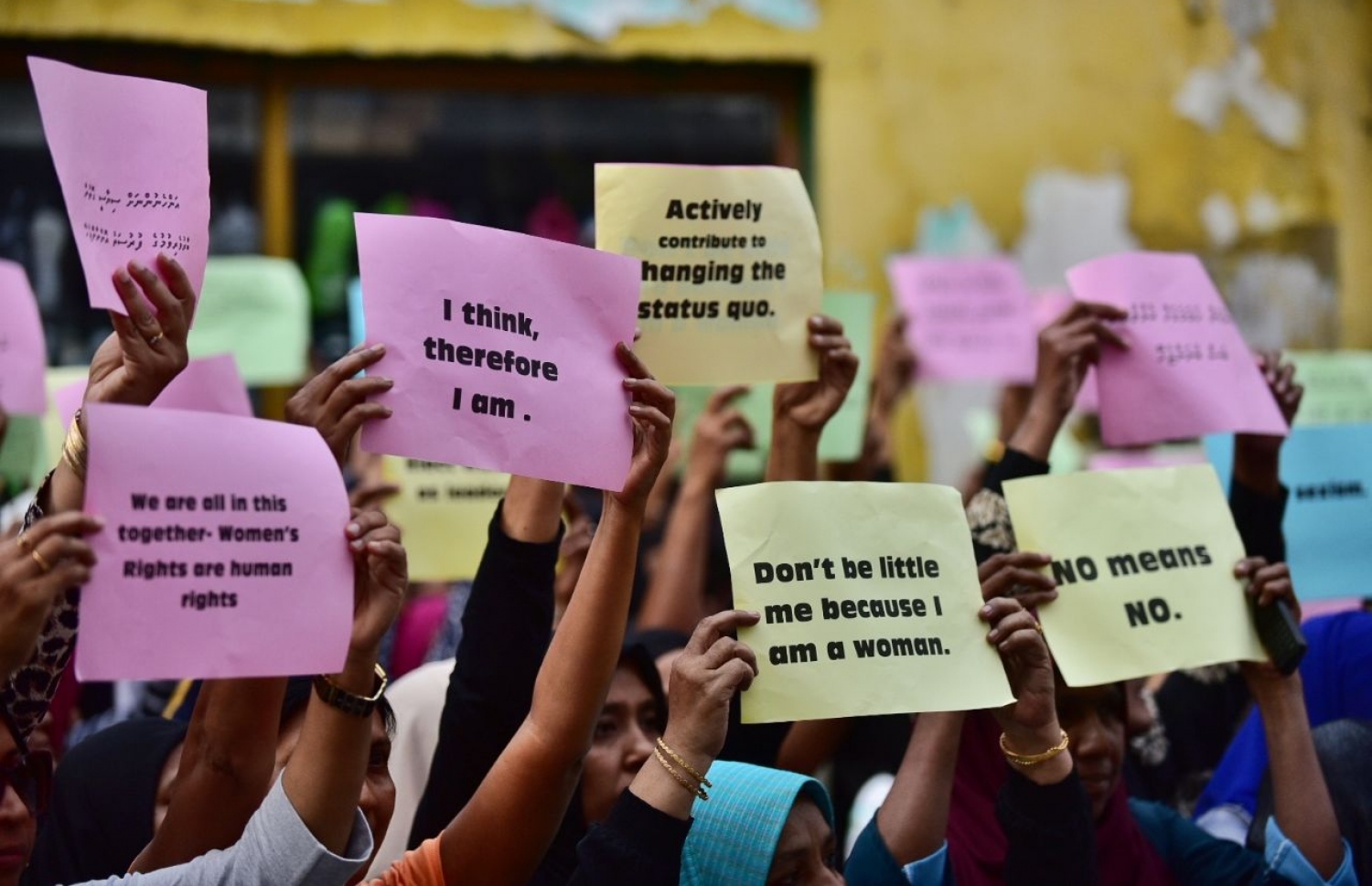 މާލެ: މާޗު 8، 2018: ބައިނަލް އަގުވާމީ އަންހެނުންގެ ދުވަސް ފާހަގަ ކުރުމުގެ ގޮތުން، ގުޅިފައިވާ ސިޔާސީ ޕާޓީތަކުގެ އަންހެން މެންބަރުން އިސްނަގައިގެން މާލޭގައި ބޭއްވި ހިނގާލުމުގައި އަންހެނުންތަކެއް ބައިވެރިވަނީ.-- ފޮޓޯ: ހުސެން ވަހީދު /މިހާރު