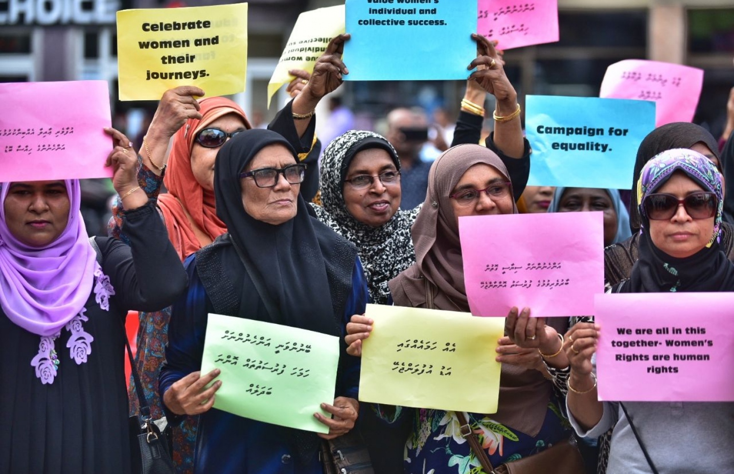 މާލެ: މާޗު 8، 2018: ބައިނަލް އަގުވާމީ އަންހެނުންގެ ދުވަސް ފާހަގަ ކުރުމުގެ ގޮތުން، ގުޅިފައިވާ ސިޔާސީ ޕާޓީތަކުގެ އަންހެން މެންބަރުން އިސްނަގައިގެން މާލޭގައި ބޭއްވި ހިނގާލުމުގައި އަންހެނުންތަކެއް ބައިވެރިވަނީ.-- ފޮޓޯ: ހުސެން ވަހީދު /މިހާރު