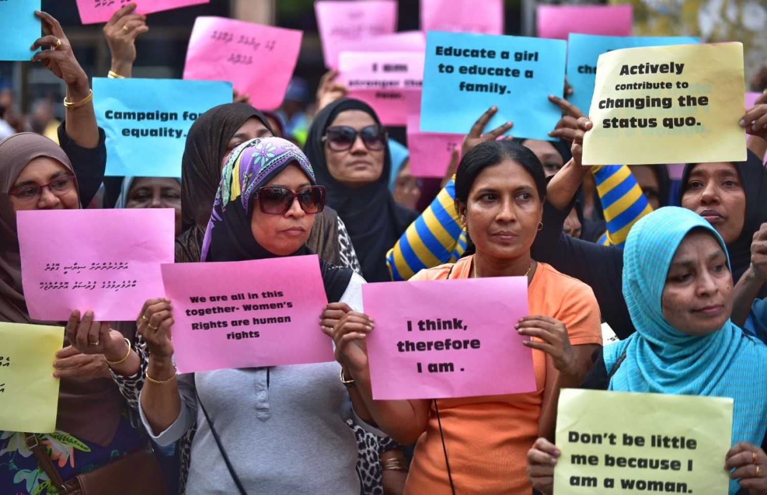 މާލެ: މާޗު 8، 2018: ބައިނަލް އަގުވާމީ އަންހެނުންގެ ދުވަސް ފާހަގަ ކުރުމުގެ ގޮތުން، ގުޅިފައިވާ ސިޔާސީ ޕާޓީތަކުގެ އަންހެން މެންބަރުން އިސްނަގައިގެން މާލޭގައި ބޭއްވި ހިނގާލުމުގައި އަންހެނުންތަކެއް ބައިވެރިވަނީ.-- ފޮޓޯ: ހުސެން ވަހީދު /މިހާރު