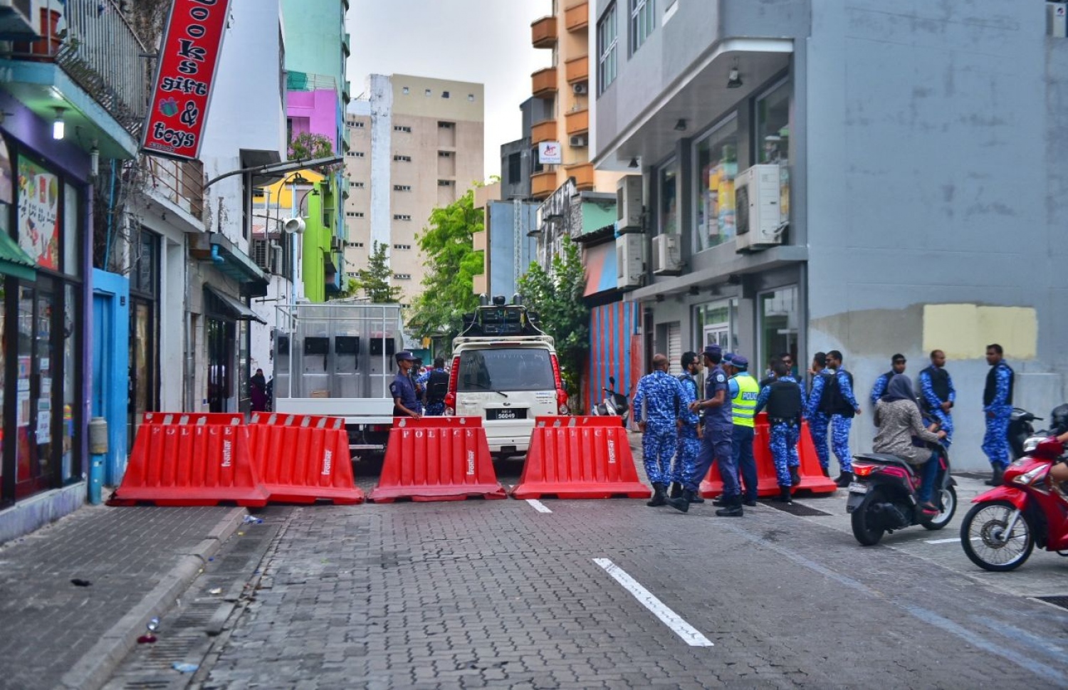 މާލެ: މާޗު 8، 2018: ބައިނަލް އަގުވާމީ އަންހެނުންގެ ދުވަސް ފާހަގަ ކުރުރމުގެ ގޮތުން، ގުޅިފައިވާ ސިޔާސީ ޕާޓީތަކުގެ އަންހެން މެންބަރުން އިސްނަގައިގެން މާލޭގައި ބާއްވަން އުޅުނު ހިނގާލުމަށް ފުލުހުން ހުރަސް އަޅަނީ.-- ފޮޓޯ: ހުސެން ވަހީދު /މިހާރު