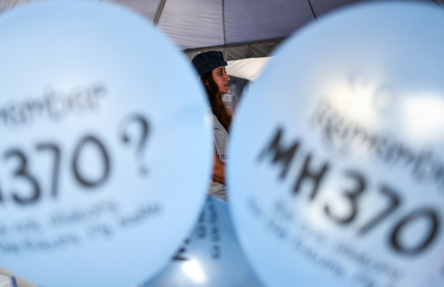 ގެއްލުނު މެލޭޝިއާ އެއާލައިންސްގެ ފްލައިޓް އެމްއެޗް370 އިން ދަތުރުކުރި މީހުންގެ ހަނދާނުގައި ކުއާލަ ލަމްޕޫރުގައި ބޭއްވި އިވެންޓެއްގައި މީހަކު ބައިވެރި ވަނީ. --ފޮޓޯ:އޭއެފްޕީ