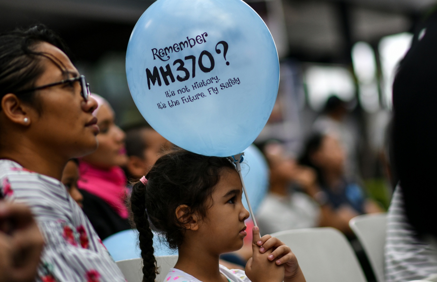 ގެއްލުނު މެލޭޝިއާ އެއާލައިންސްގެ ފްލައިޓް އެމްއެޗް370 އިން ދަތުރުކުރި މީހުންގެ ހަނދާނުގައި ކުއާލަ ލަމްޕޫރުގައި ބޭއްވި އިވެންޓެއްގައި ބަޔަކު ބައިވެރި ވަނީ. --ފޮޓޯ:އޭއެފްޕީ